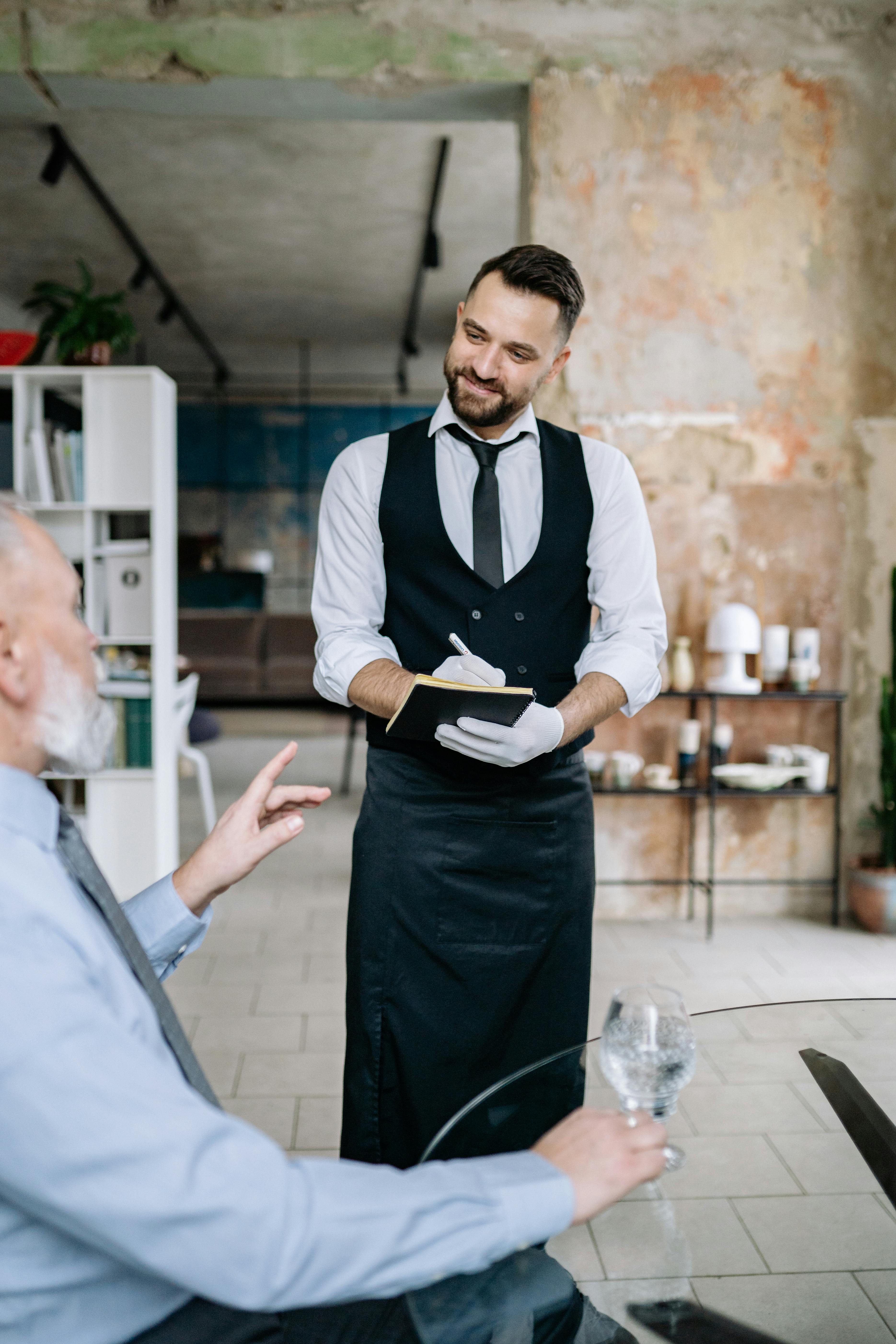 Serveur prenant une commande | Source : Pexels