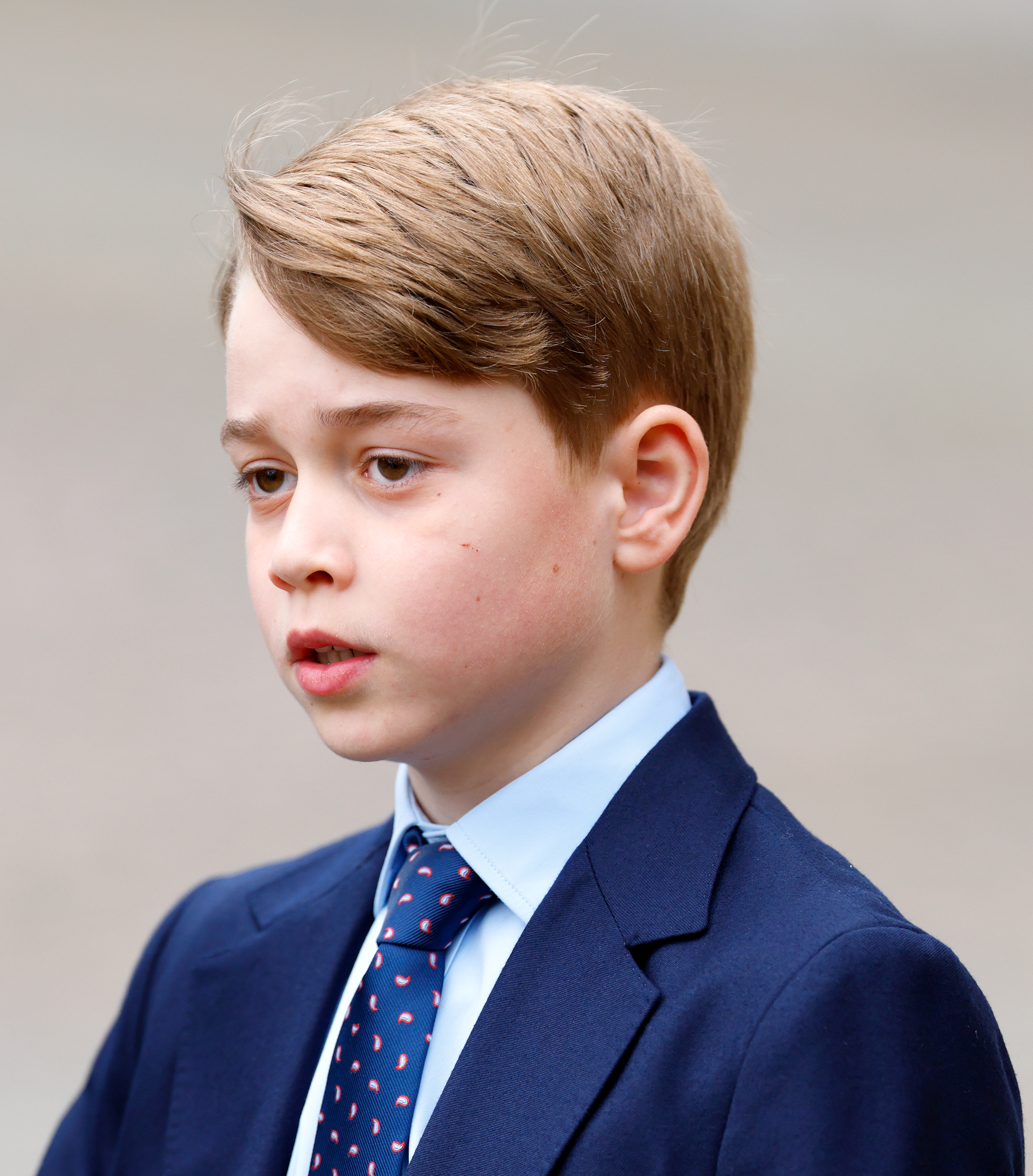 Les apparitions publiques de George ont pris un ton plus solennel quand il a assisté à la messe d'action de grâce en l'honneur de son arrière-grand-père, le prince Philip, à l'abbaye de Westminster le 29 mars 2022. Vêtu d'un costume bleu marine et d'une cravate, il avait presque 9 ans et son rôle lors des grands événements de la famille royale devenait de plus en plus visible.