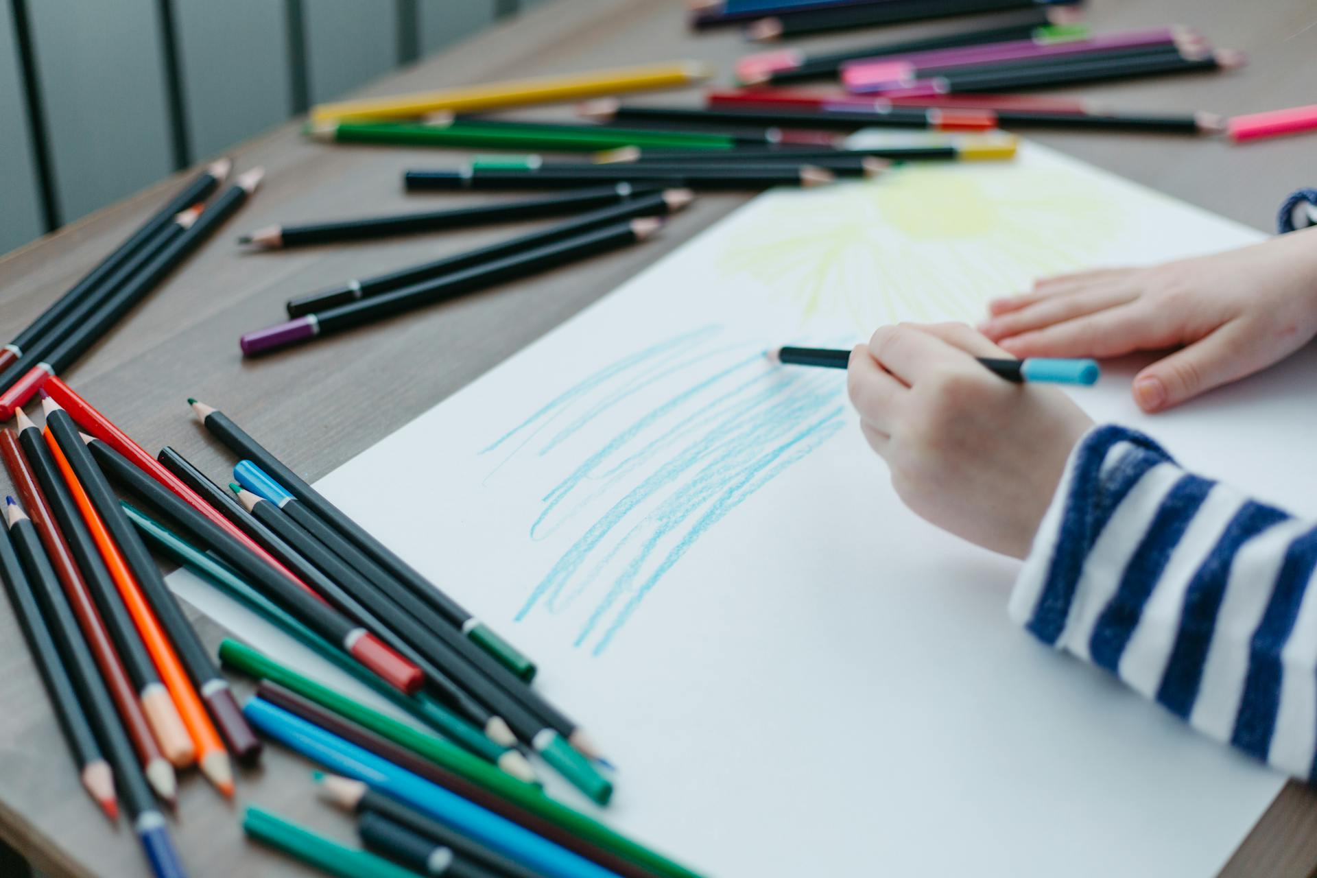 Un enfant coloriant sur une feuille de papier | Source : Pexels
