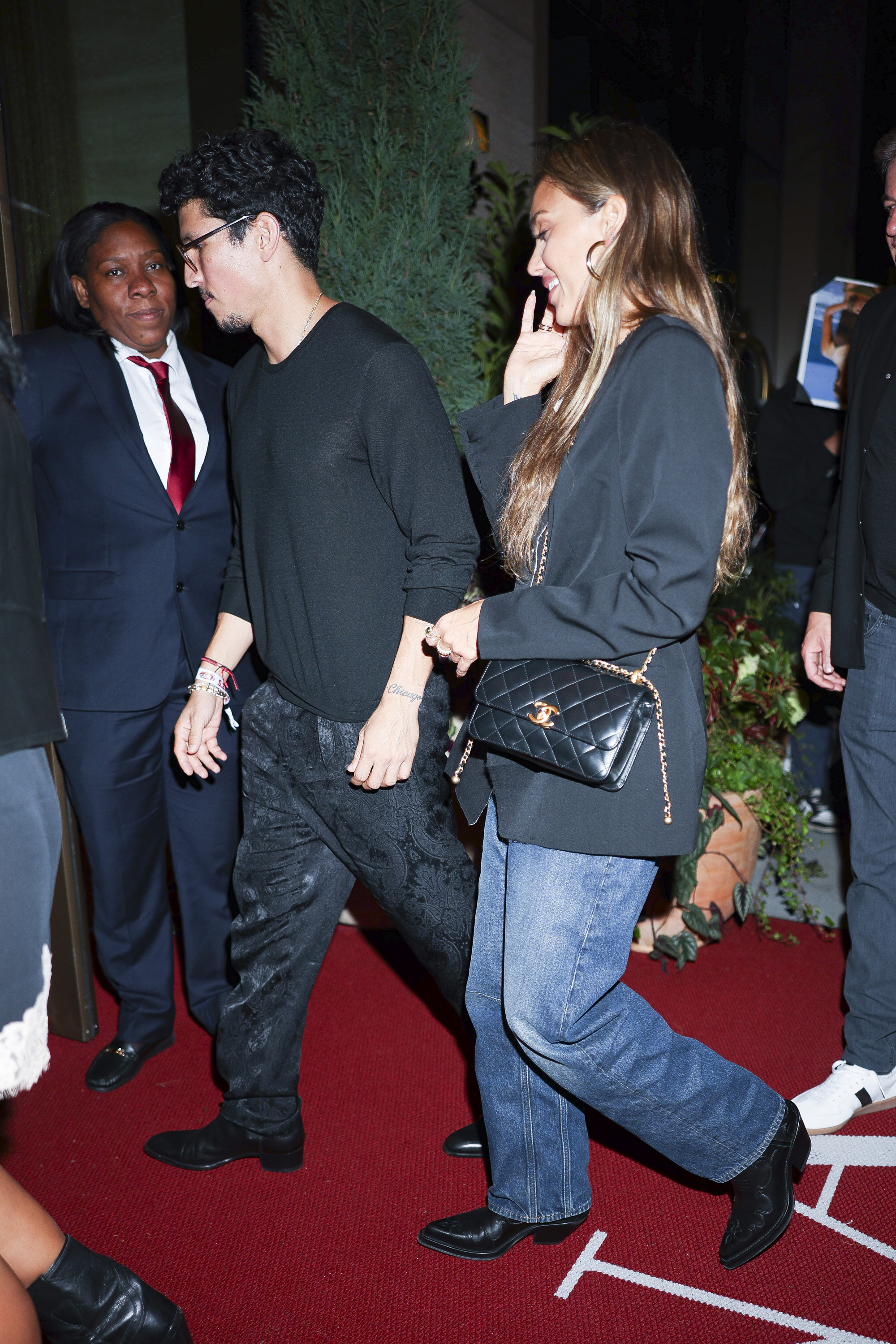 Le 7 septembre 2025, après avoir assisté à l’US Open plus tôt dans la journée, Alba et Ramirez sont photographiées à Chelsea, à New York, dans des looks noirs assortis pour une soirée chic et discrète en ville.