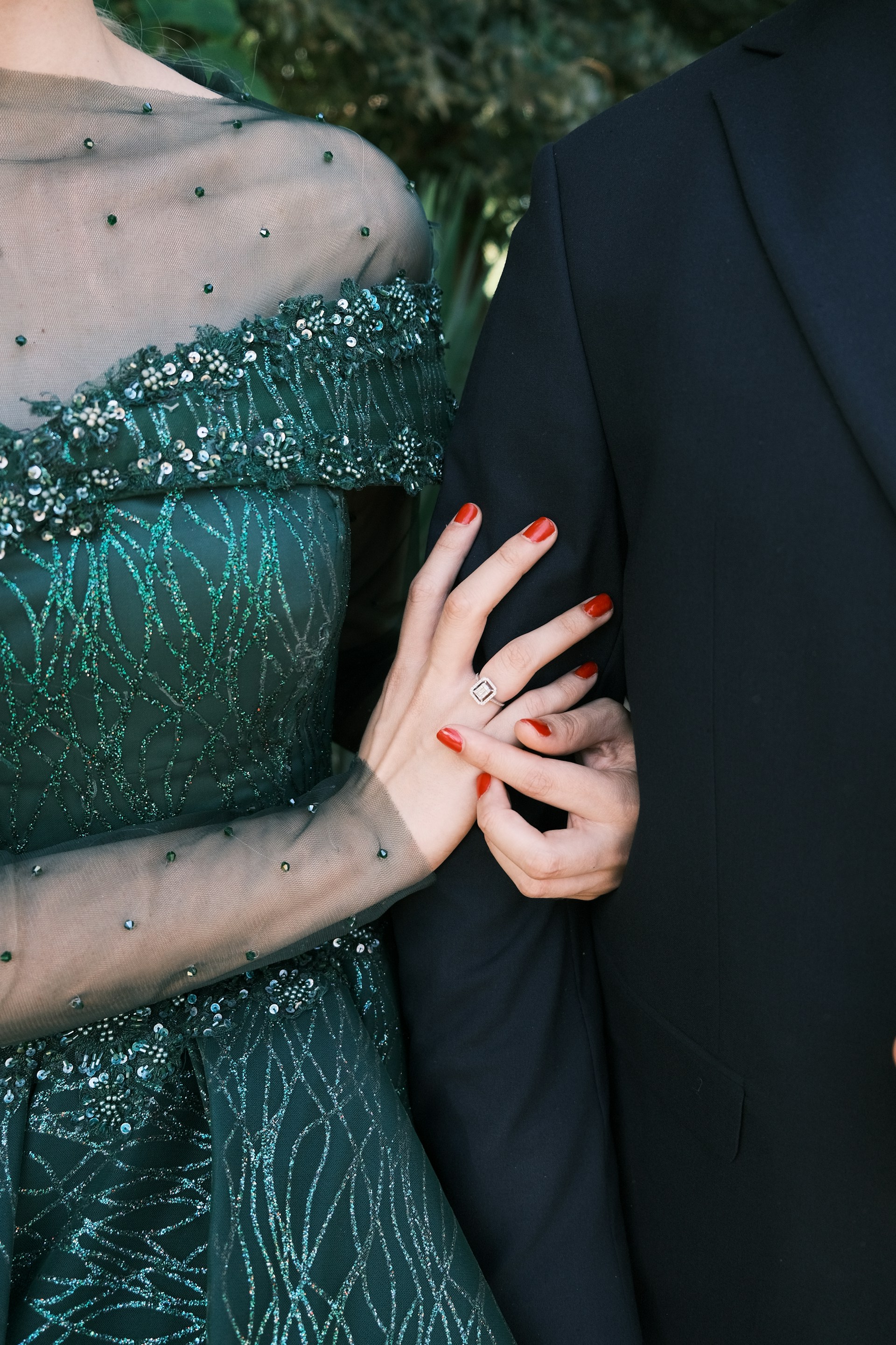 Une femme tenant le bras d'un homme | Source : Unsplash