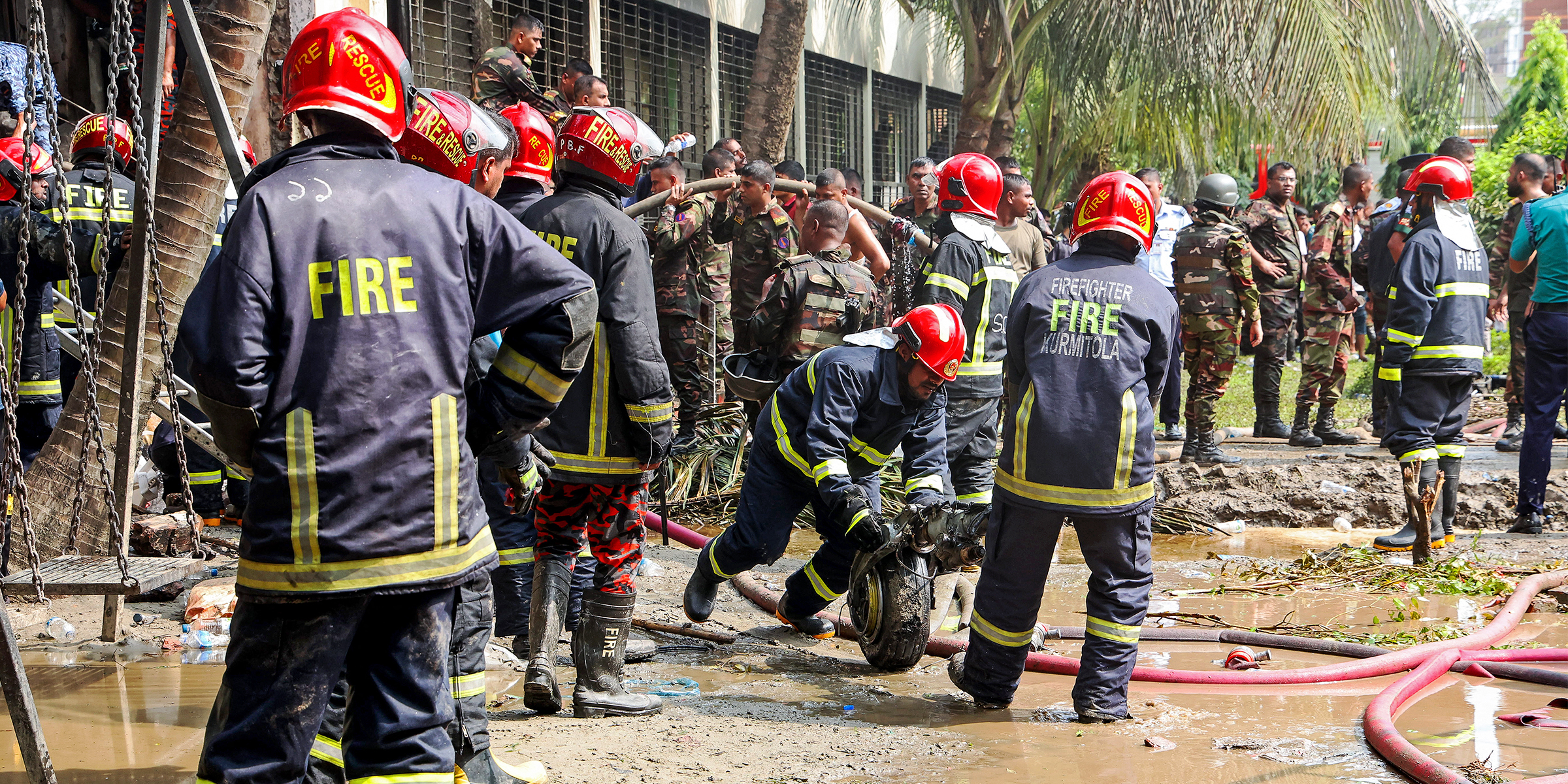 Les pompiers et le personnel de sécurité du Bangladesh | Source : Getty Images
