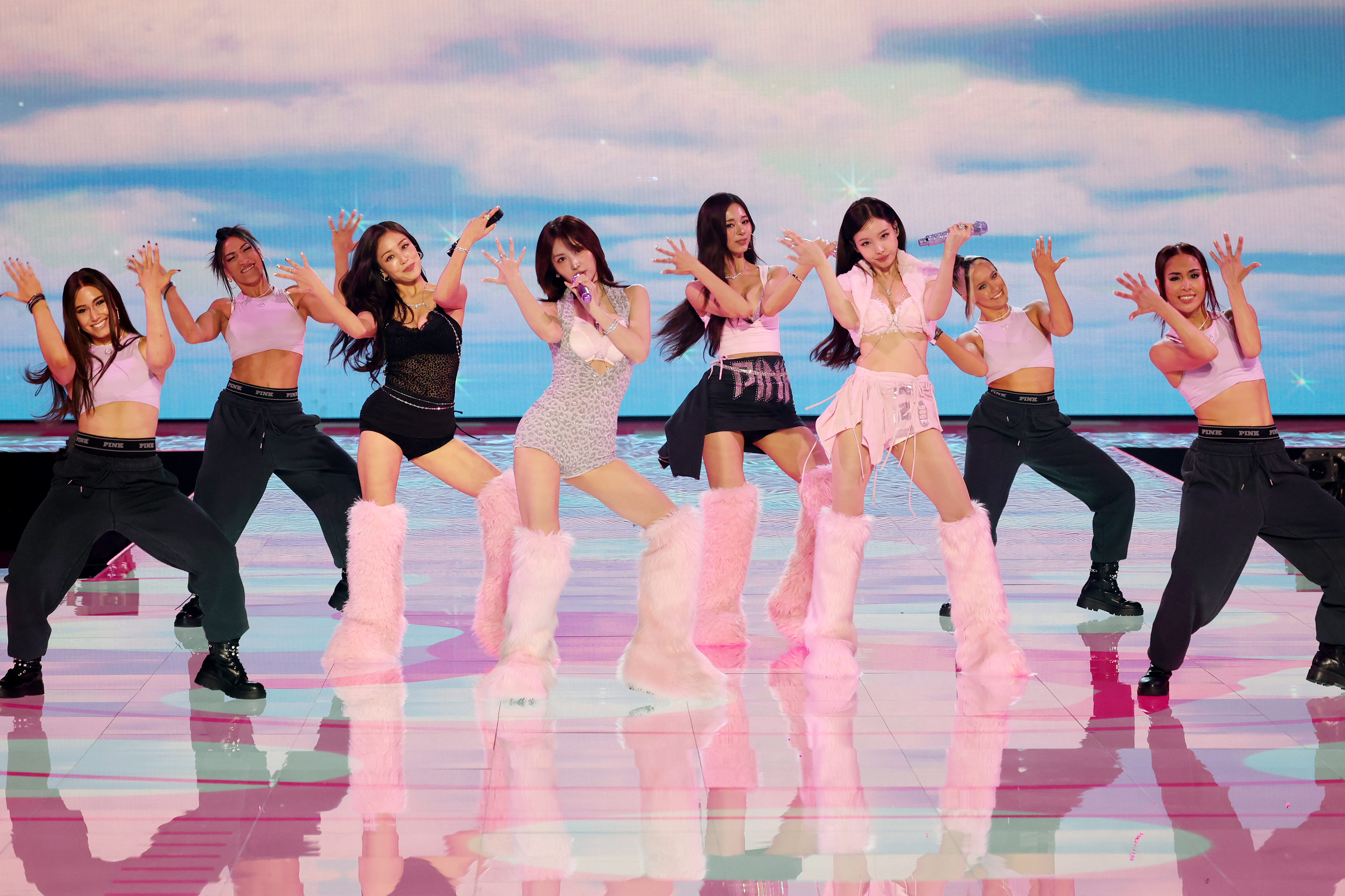 TWICE au défilé de mode Victoria's Secret qui s'est tenu aux Steiner Studios le 15 octobre 2025 à New York | Source : Getty Images