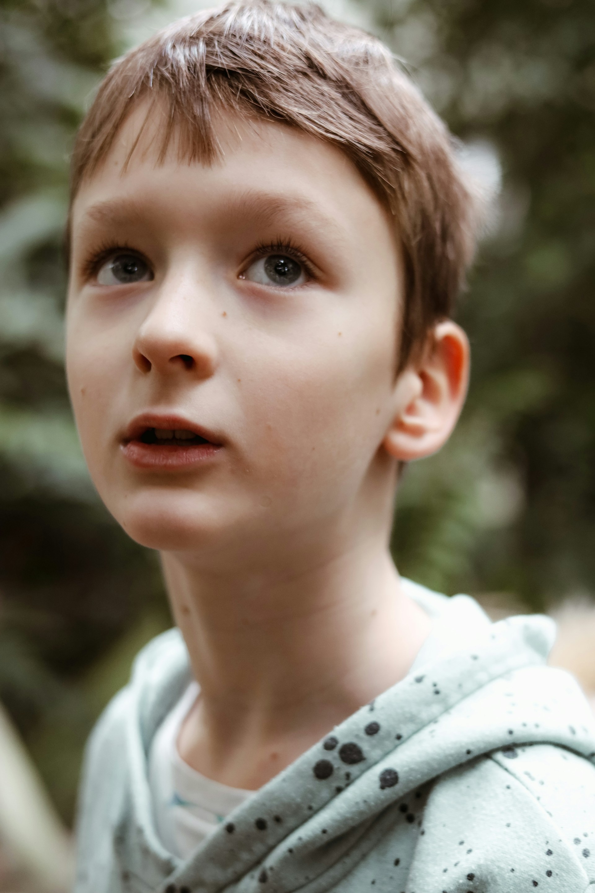 Un garçon qui regarde quelqu'un en l'air | Source : Unsplash
