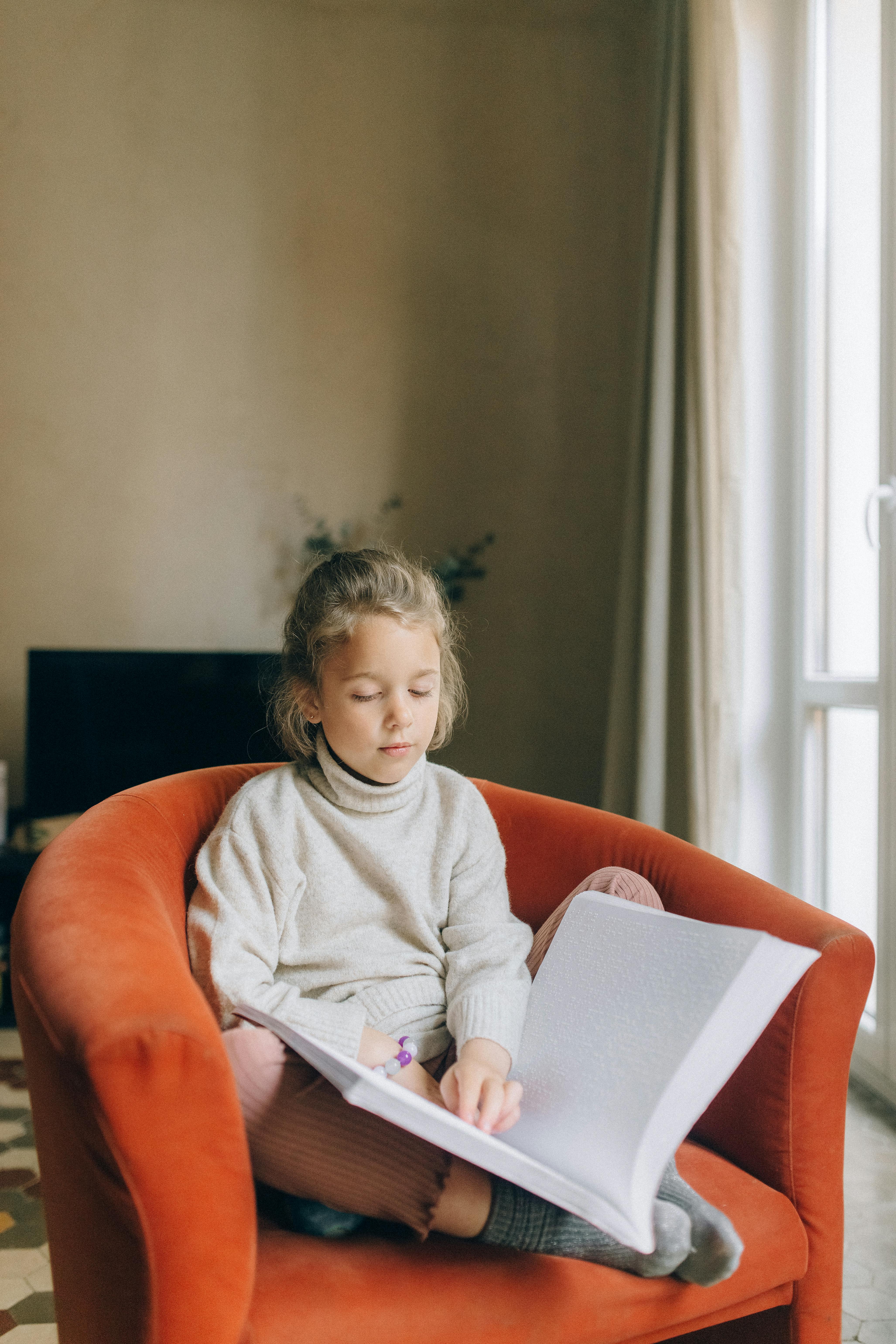 Une fille lisant le braille | Source : Pexels