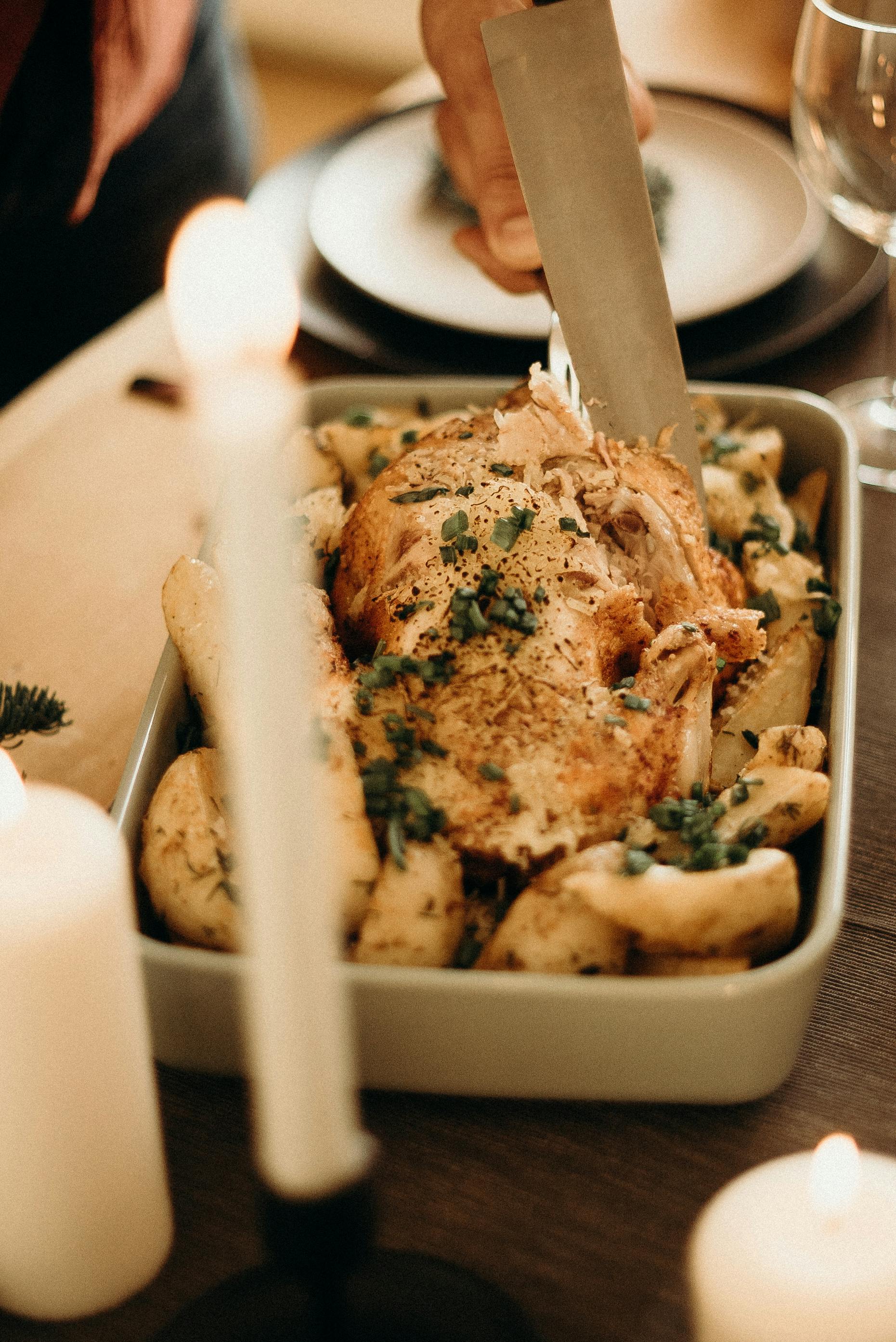 Un poulet rôti dans une cocotte | Source : Pexels