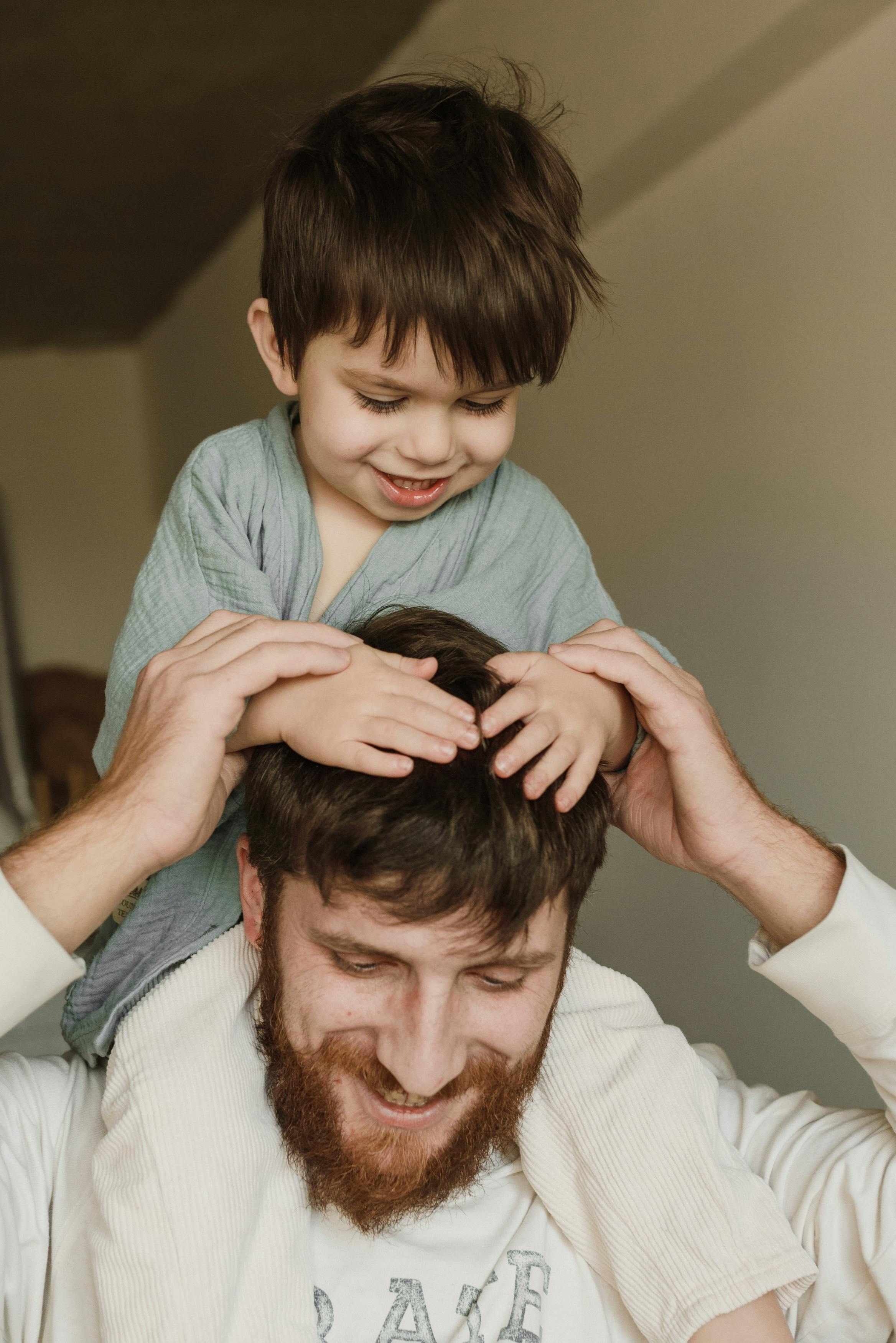 Un père et un fils heureux | Source : Pexels