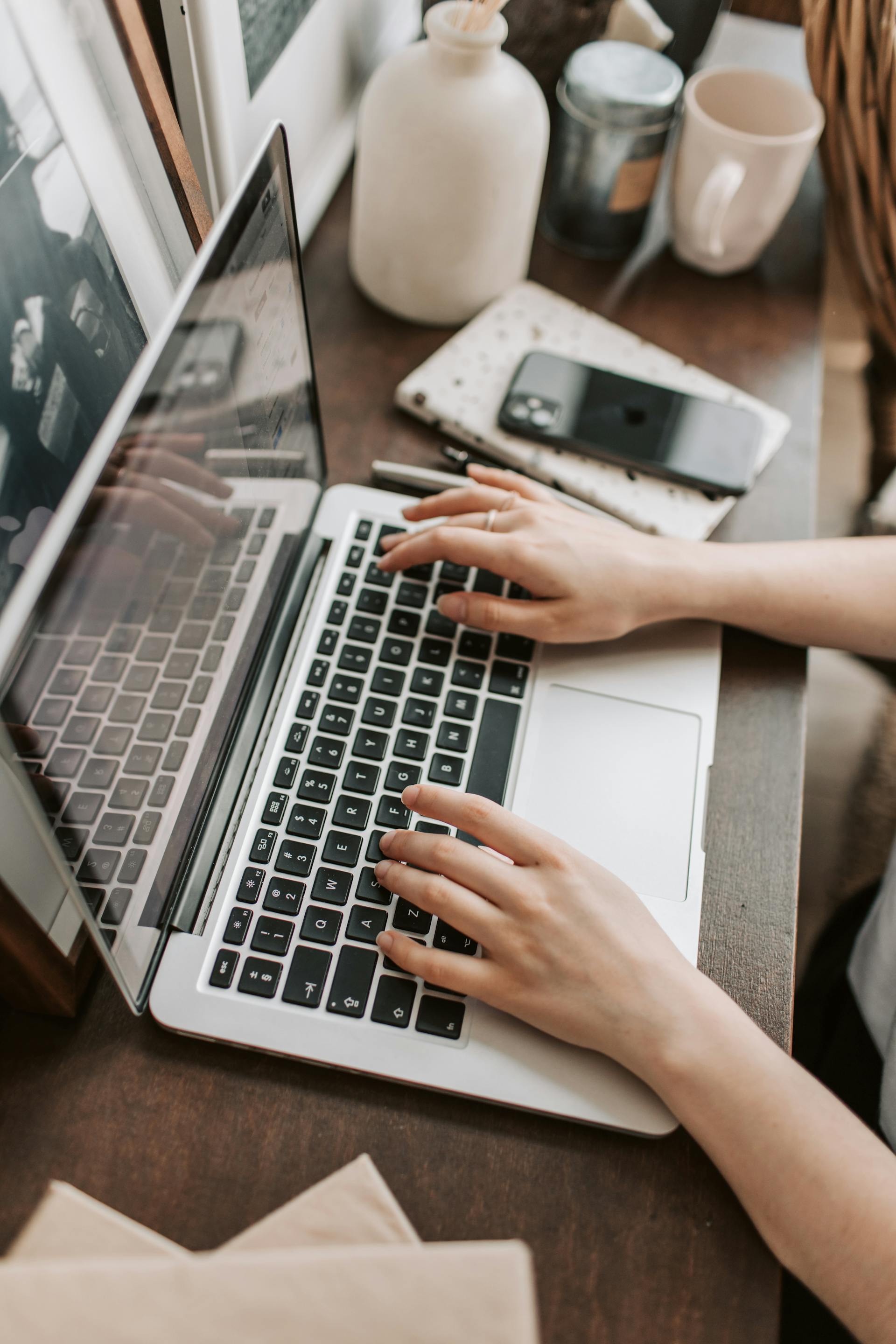 Une femme utilisant un ordinateur portable | Source : Pexels