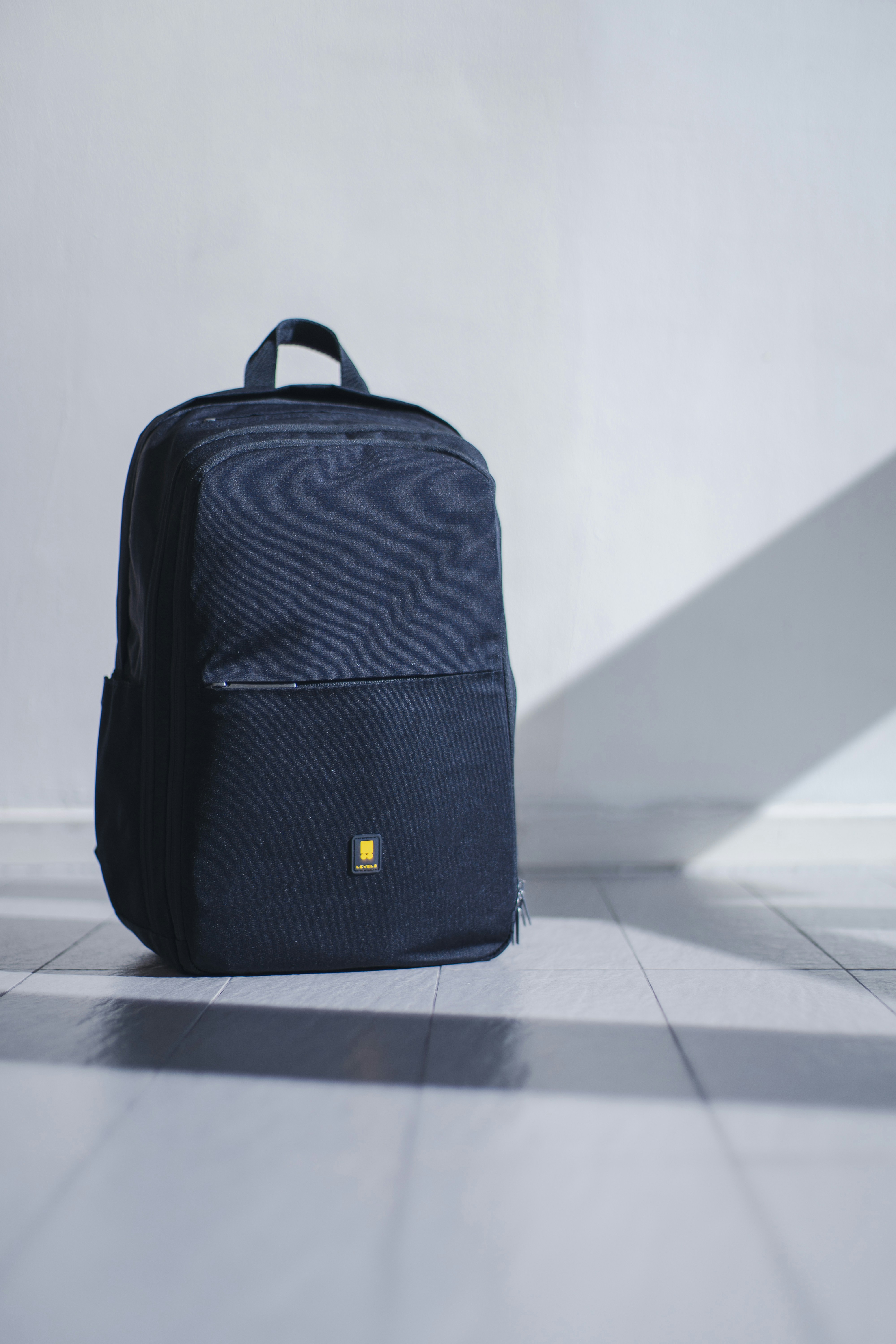Un sac à dos dans une pièce | Source : Unsplash