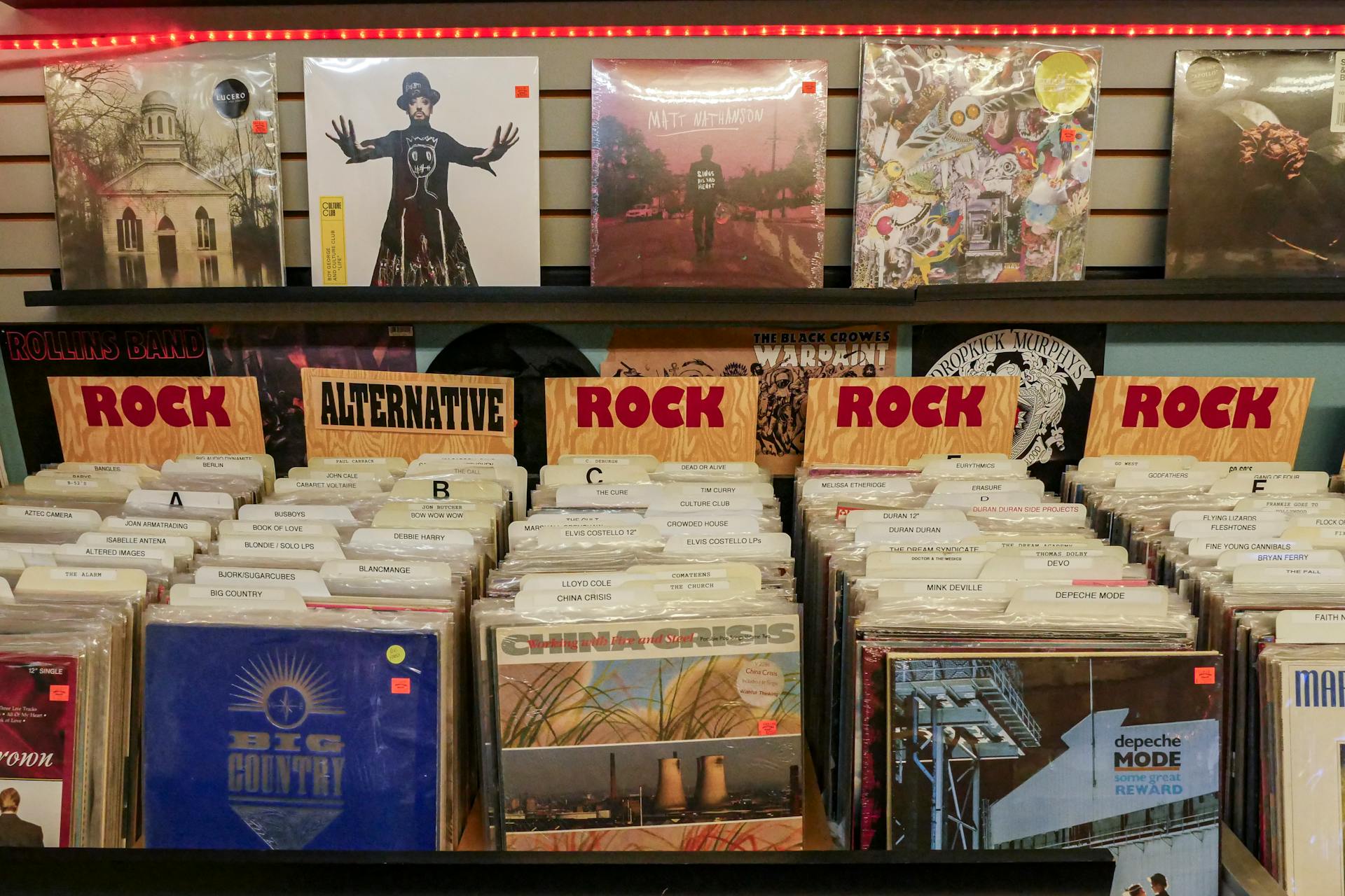 Disques de vinyle rock exposés dans un magasin | Source : Pexels