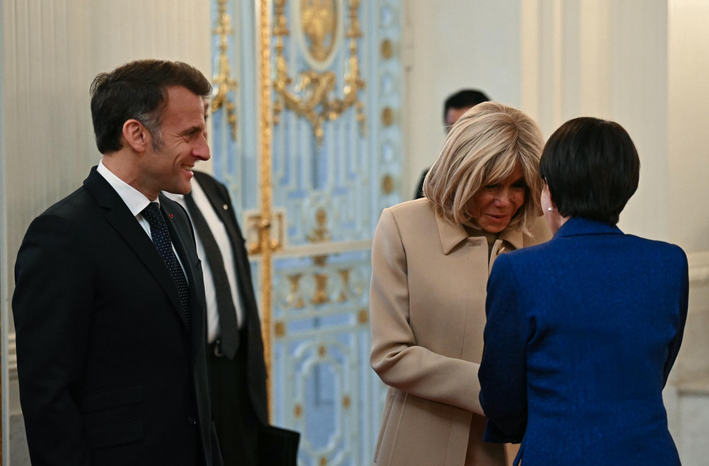 Le président français Emmanuel Macron (à gauche) et la première dame Brigitte Macron (au centre) rencontrent la Première ministre japonaise Sanae Takaichi lors d'une cérémonie de bienvenue au palais d'Akasaka à Tokyo, au Japon, le 1er avril 2026 I Source : Getty Images