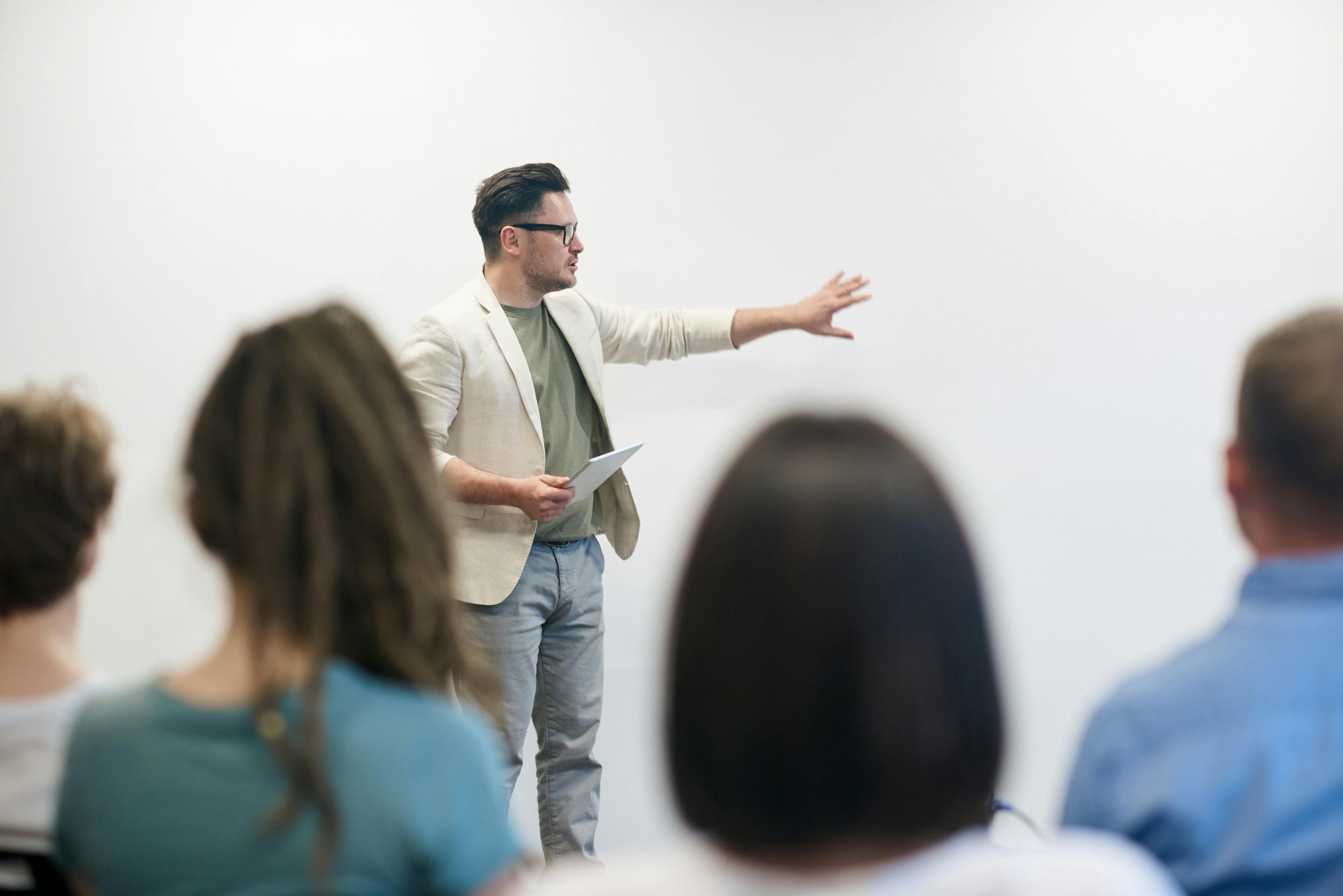 Un enseignant debout devant la classe | Source : Pexels