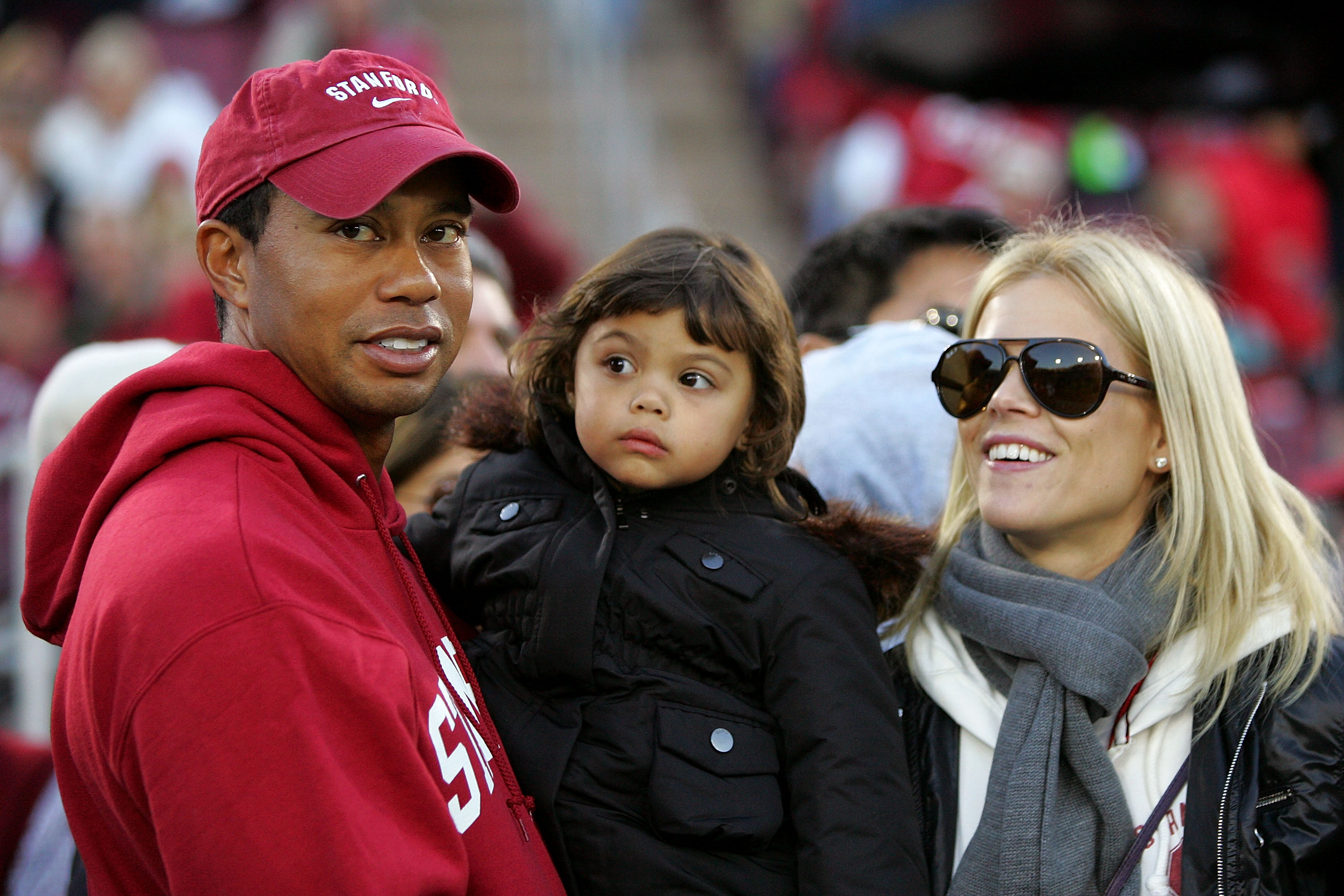 Tiger Woods, Elin Nordegren et leur fille Sam sont photographiés sur la ligne de touche avant le match des Cardinaux contre les Ours de Californie au stade de Stanford le 21 novembre 2009 | Source : Getty Images