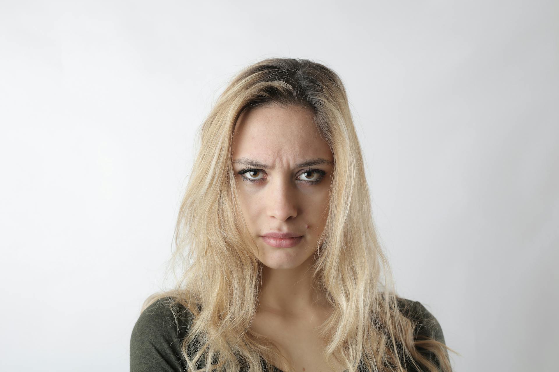 Een vrouw fronst | Bron: Pexels