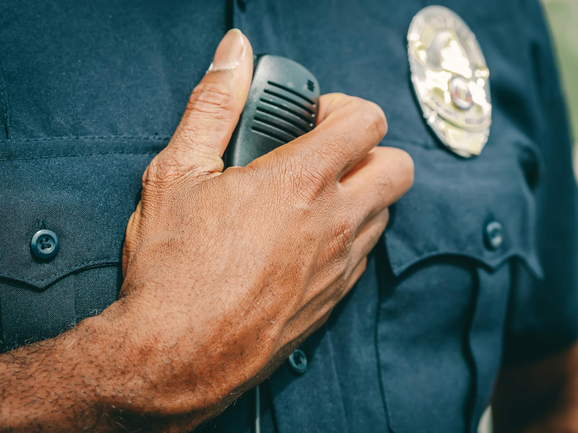 Gros plan sur l'uniforme d'un agent de sécurité | Source : Pexels