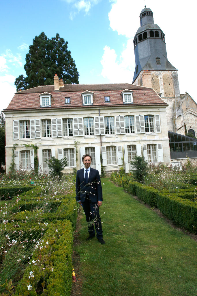 Stéphane Bern assiste à la visite des membres de la Fondation Stéphane Bern pour « L'Histoire et le Patrimoine » au « Collège Royal et Militaire » de Thiron-Gardais, le 15 septembre 2017 à Thiron Gardais, en France I Source : Getty Images