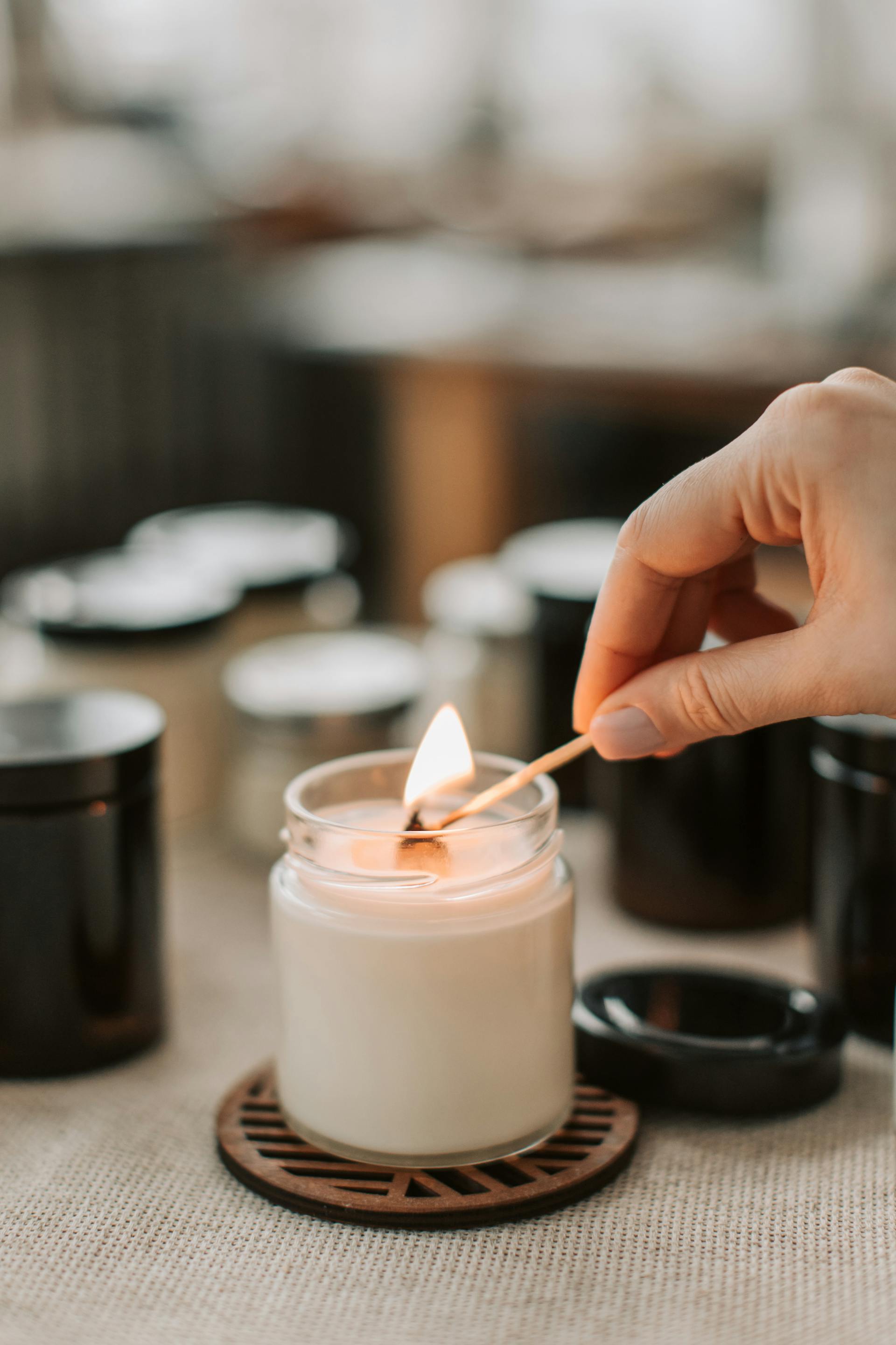 Gros plan sur une femme qui allume une bougie | Source : Pexels