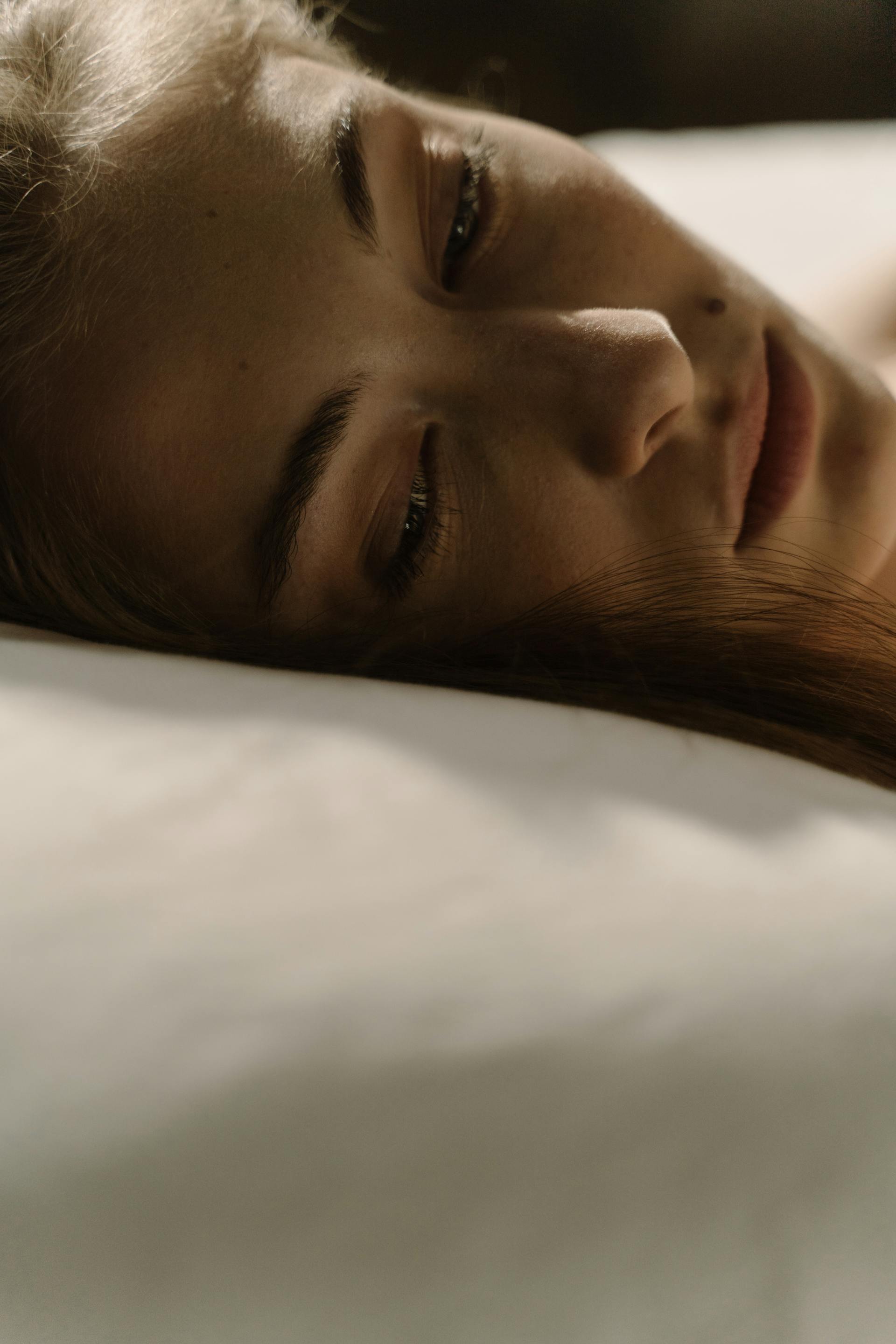 Un gros plan d'une femme éveillée dans son lit | Source : Pexels