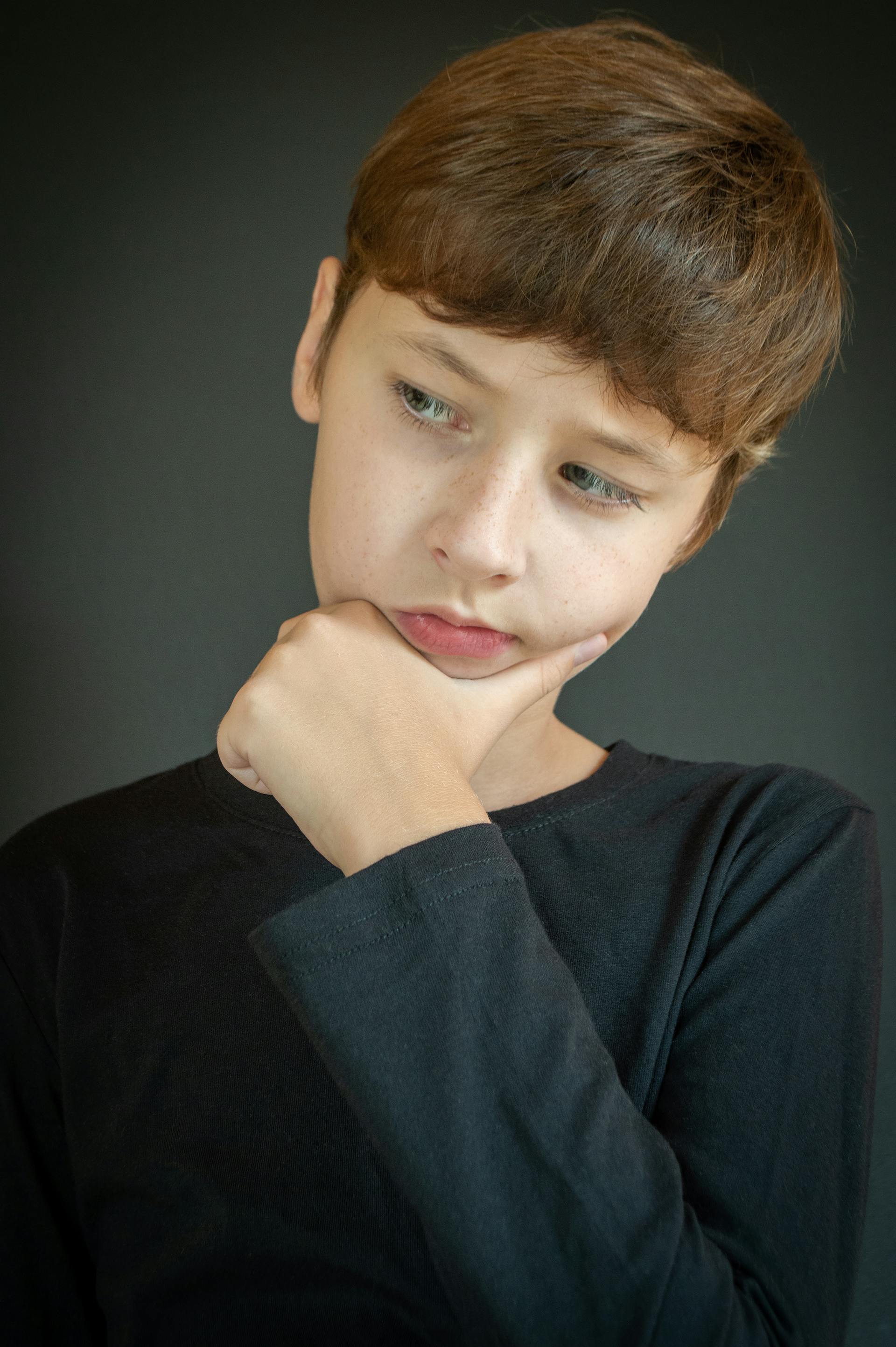 Un adolescent réfléchi | Source : Pexels