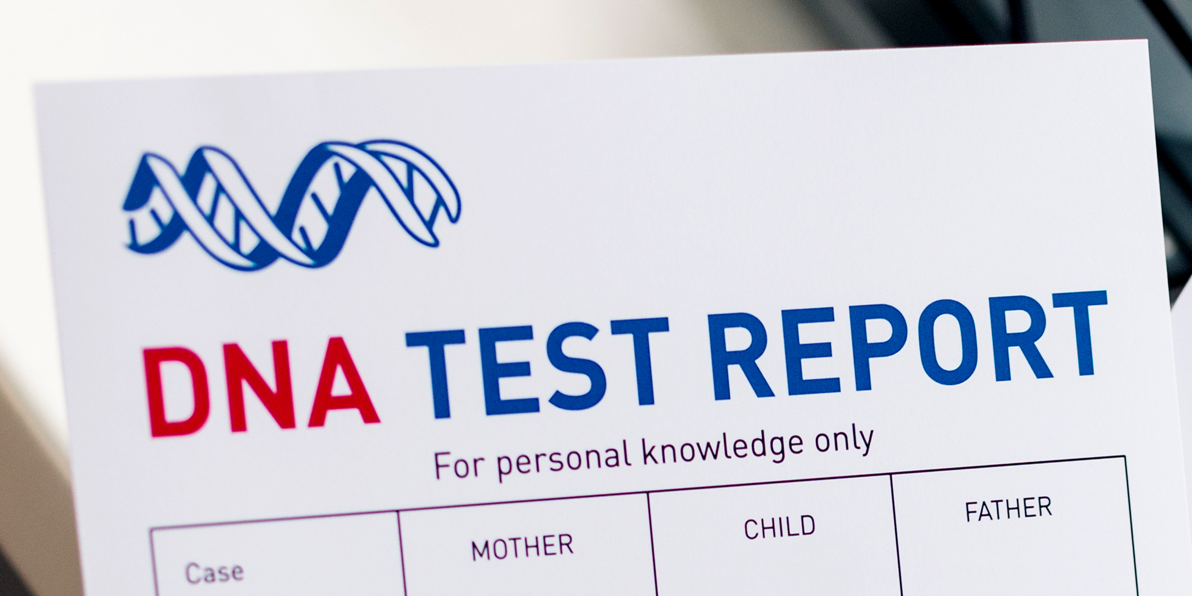 Un formulaire de rapport de test ADN montrant les sections pour la mère, l'enfant et le père | Source : Shutterstock