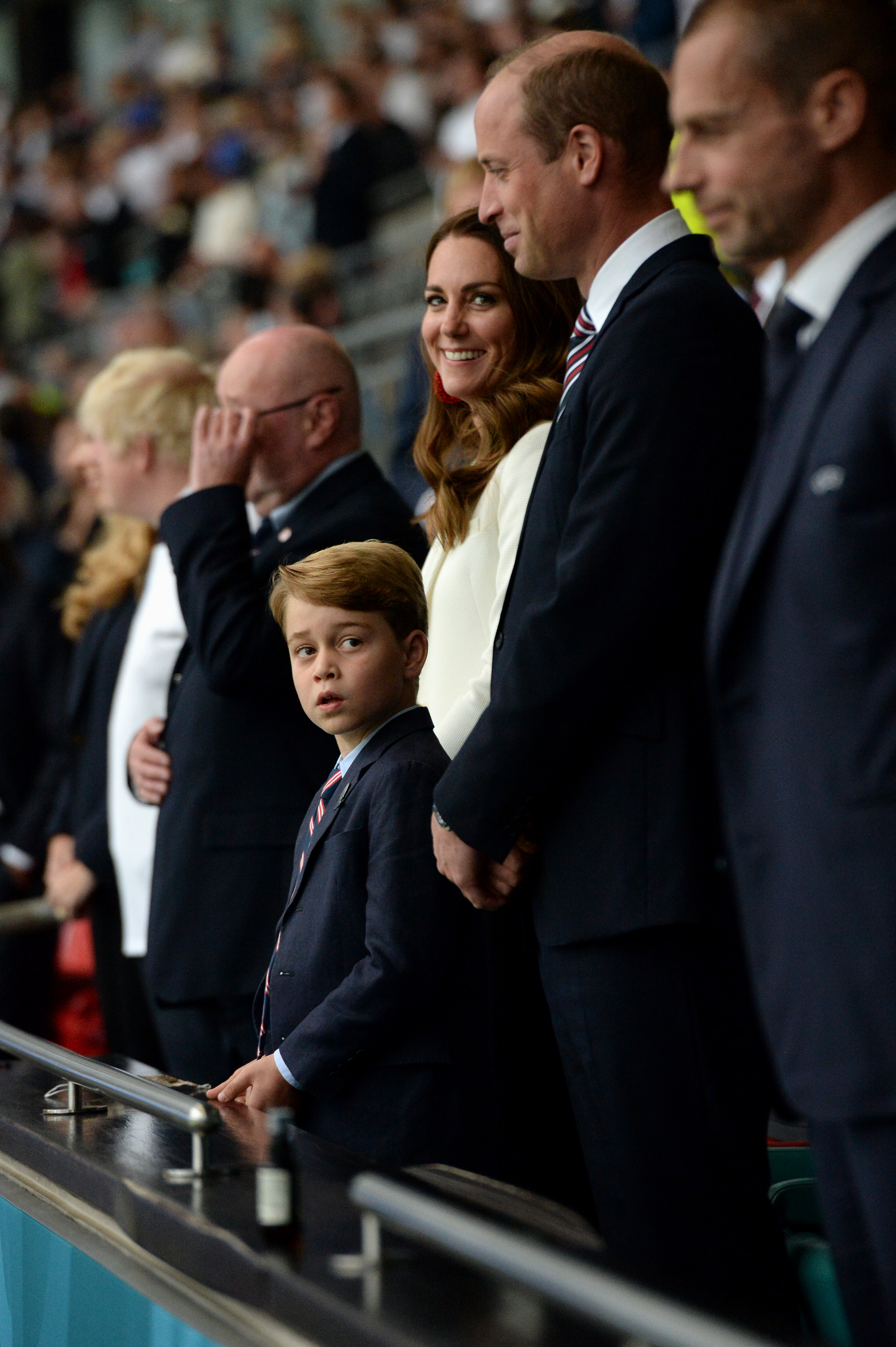 À 7 ans, George a rejoint William et Catherine au stade de Wembley pour la finale de l'Euro 2020 entre l'Angleterre et l'Italie, le 11 juillet. Vêtu d'un costume et d'une cravate, il était aux côtés de ses parents pour l'un des plus grands événements sportifs de l'année.