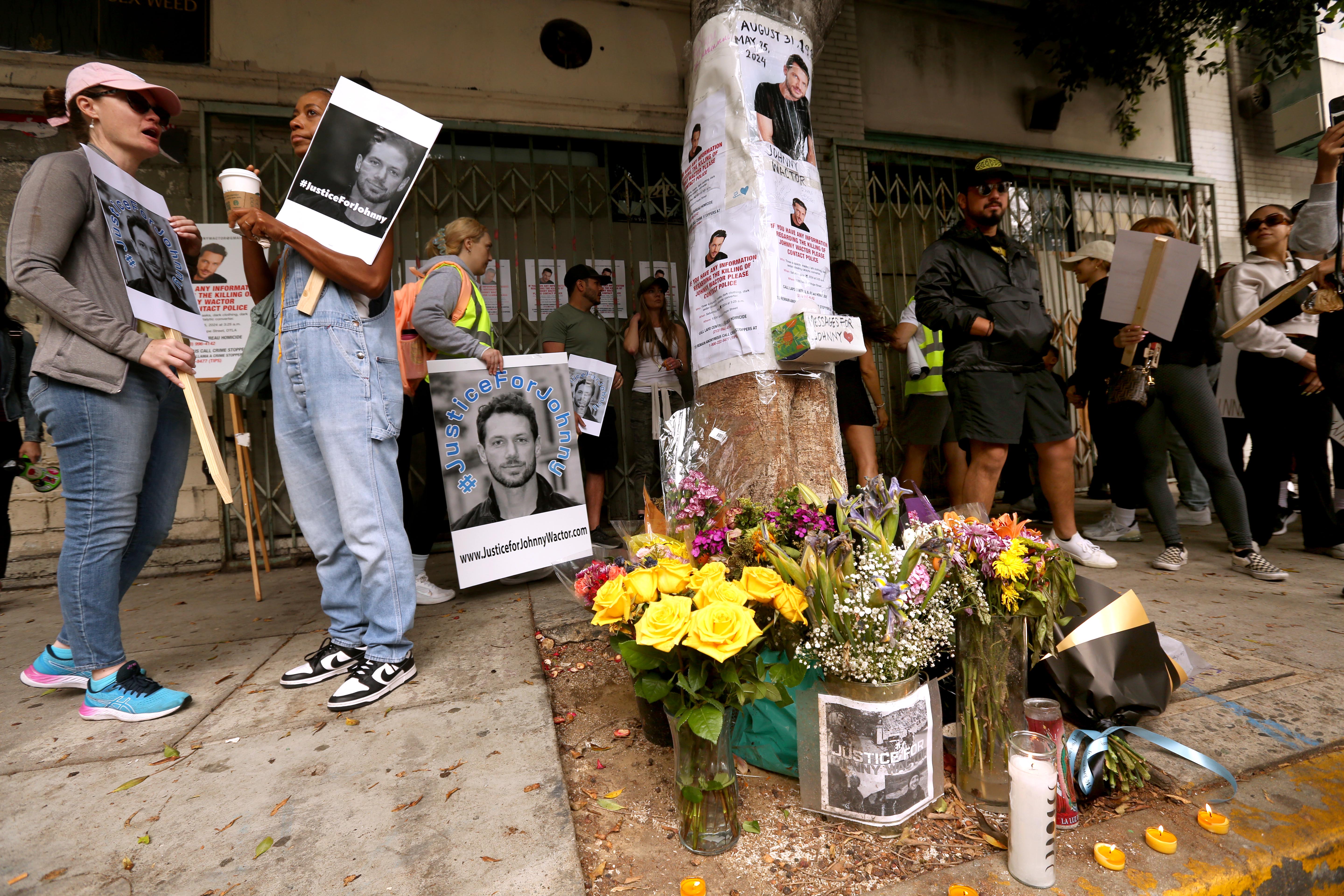Un site commémoratif pour Johnny Wactor à Los Angeles, Californie, 2024. | Source : Getty Images
