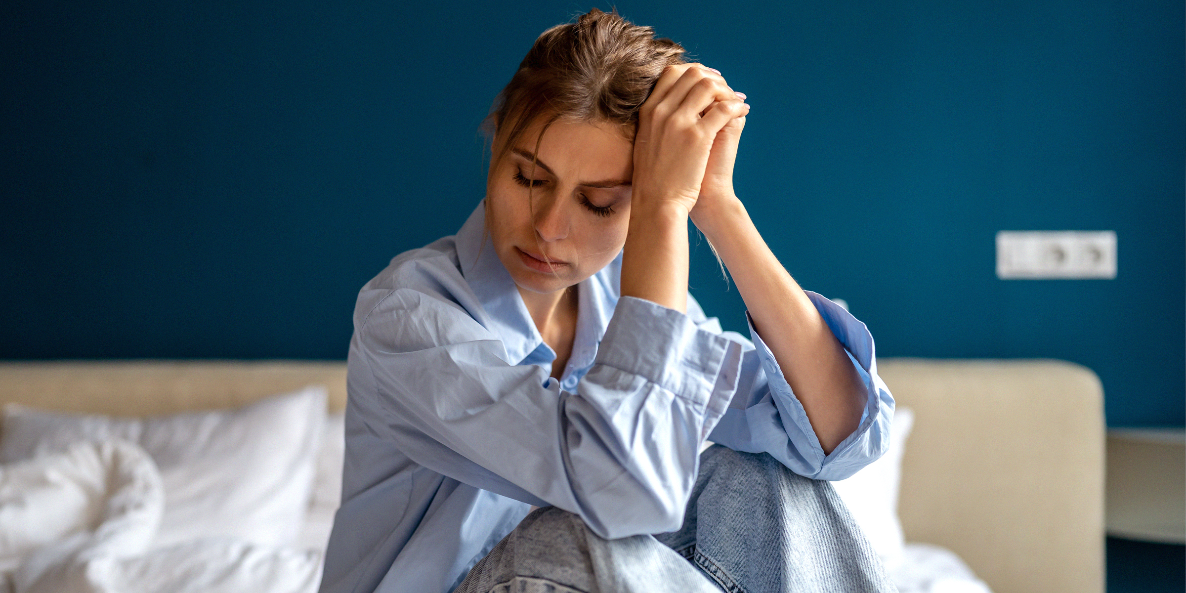Une femme à l'air triste assise sur un lit | Source : Amomama