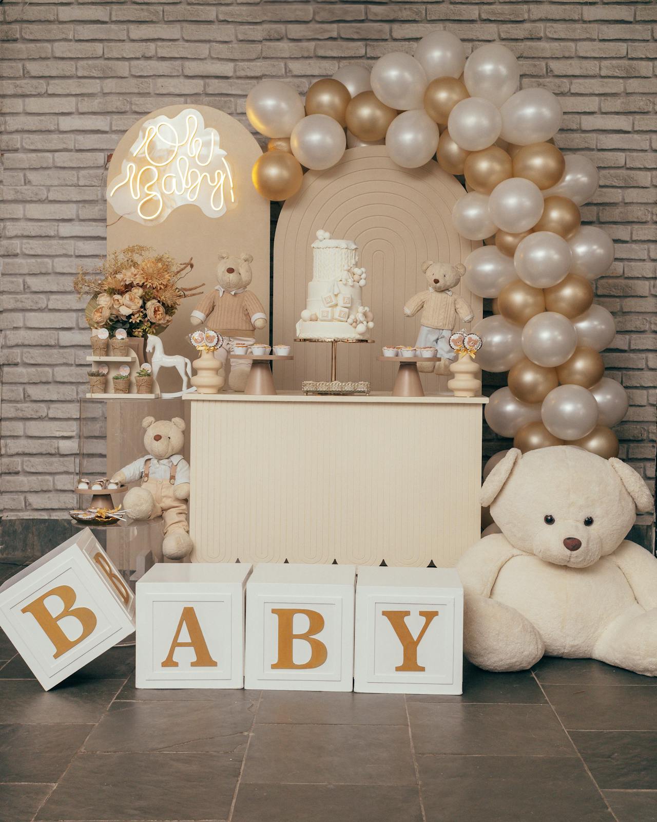 Décoration pour une fête prénatale avec des ballons, des peluches et un gâteau | Source : Pexels