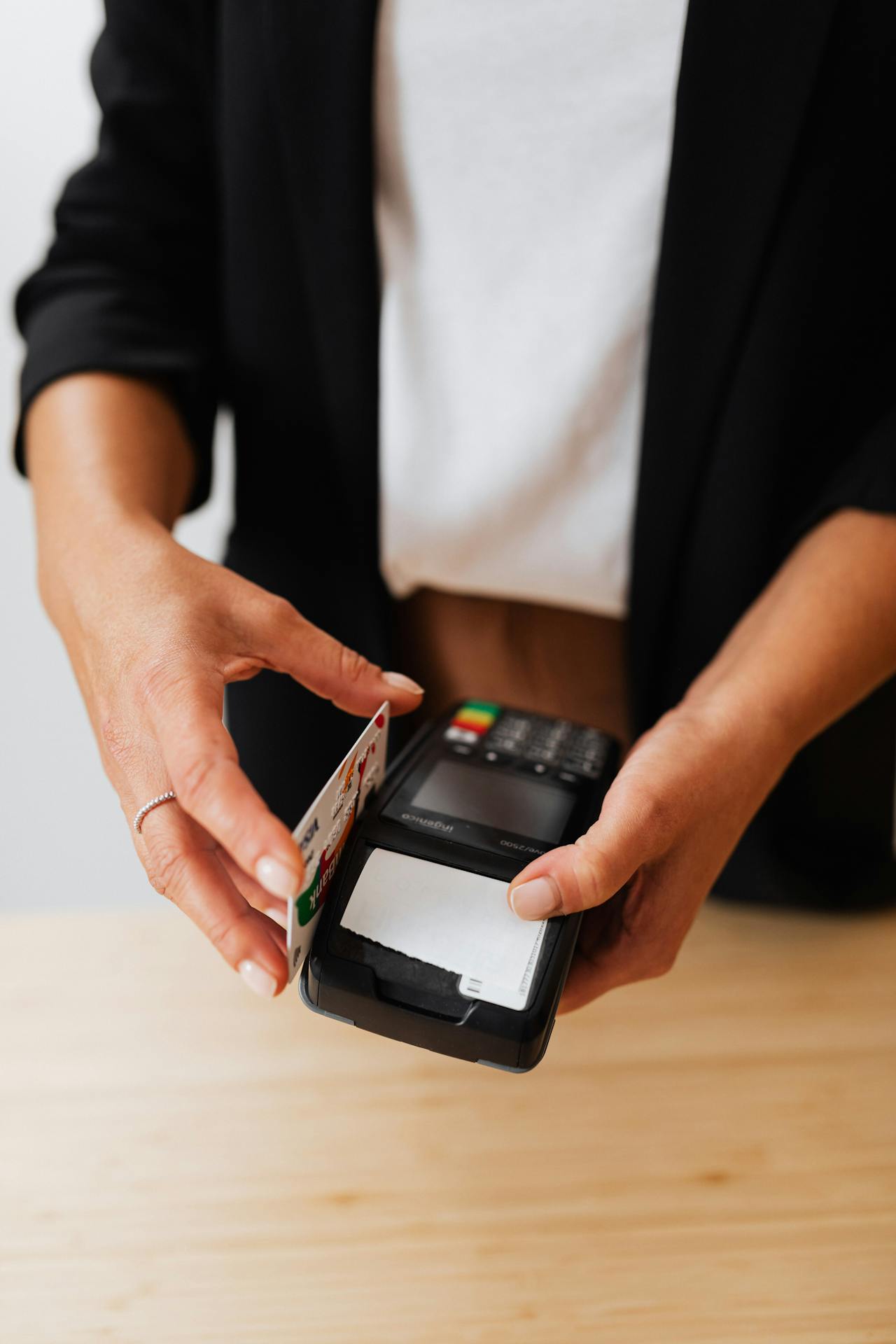 Une femme en train de glisser une carte | Source : Pexels