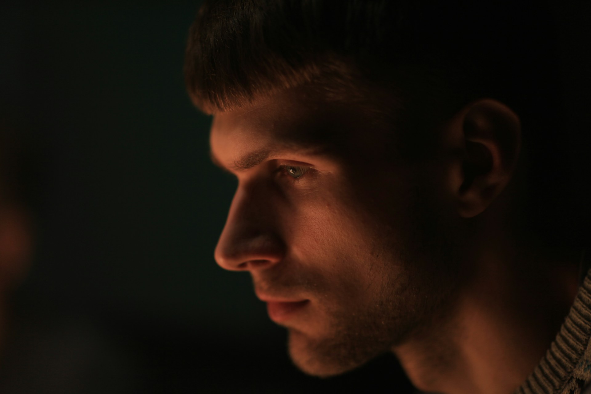Un homme qui regarde fixement quelqu'un | Source : Unsplash