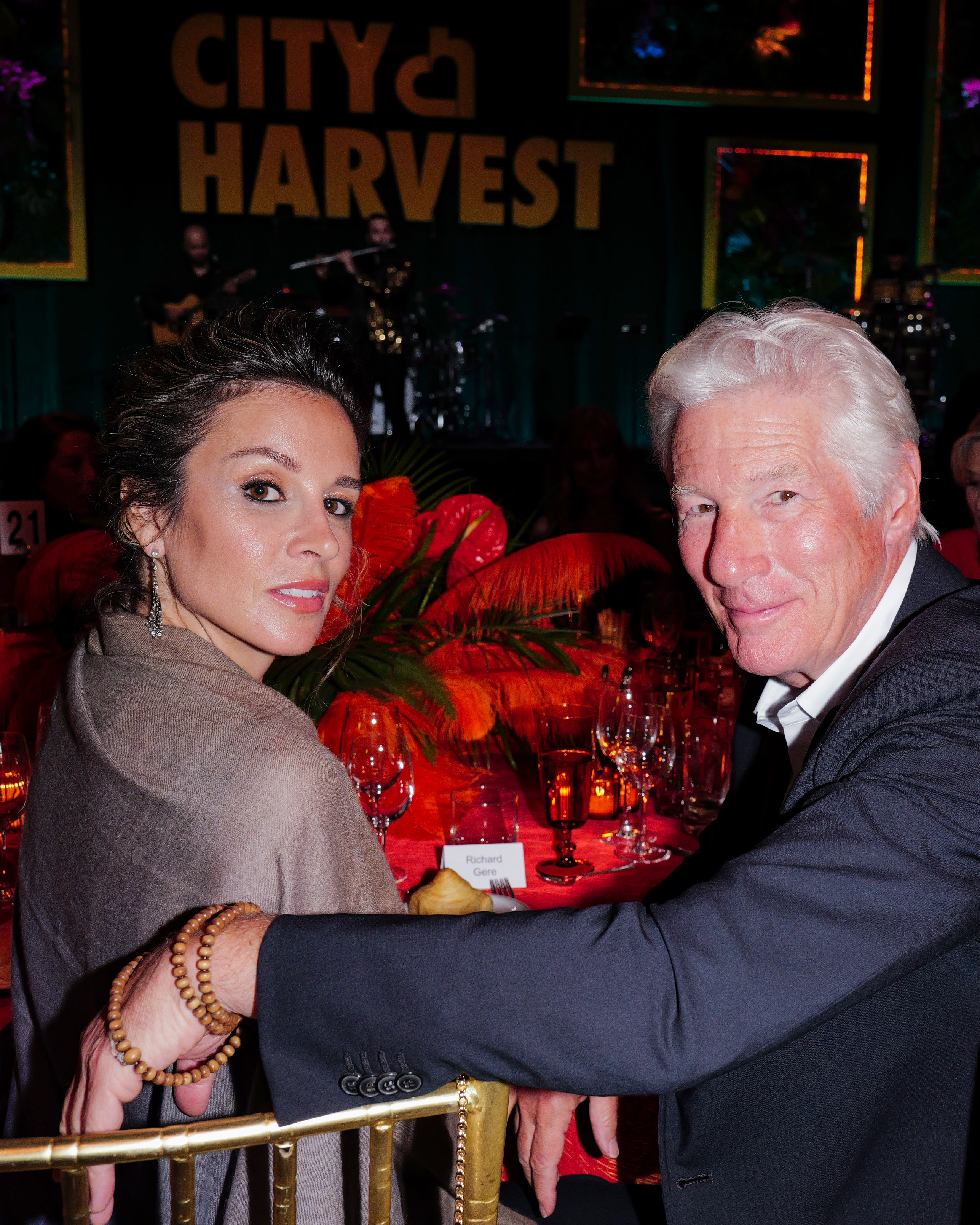 Alejandra Silva et Richard Gere assistent au gala 2025 organisé par City Harvest : Carnaval au Cipriani 42nd Street, le 22 avril à New York | Source : Getty Images