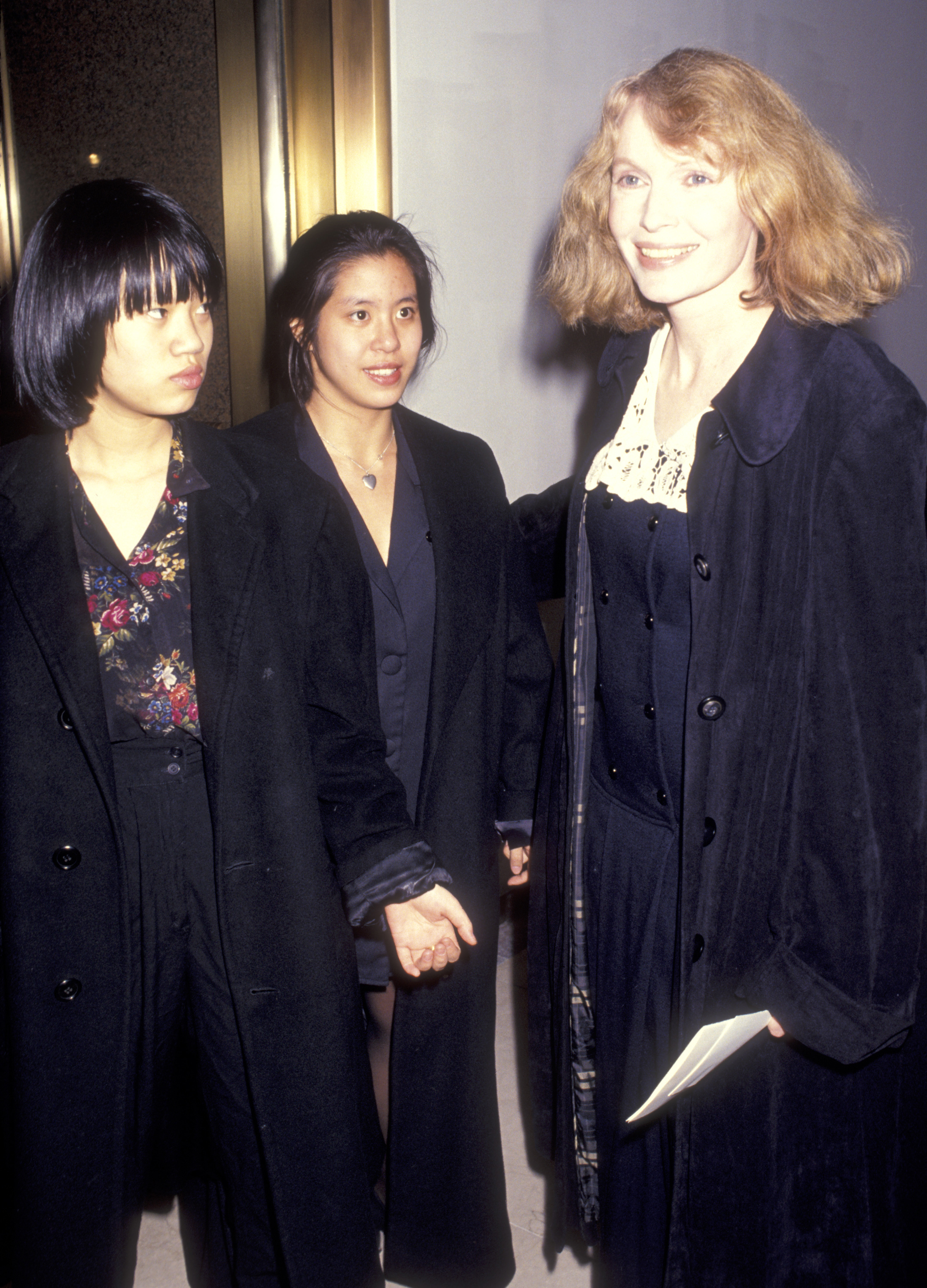 Lark Previn avec sa mère et sa sœur à la 62e cérémonie annuelle de remise des prix du National Board of Review of Motion Pictures le 4 mars 1991 | Source : Getty Images