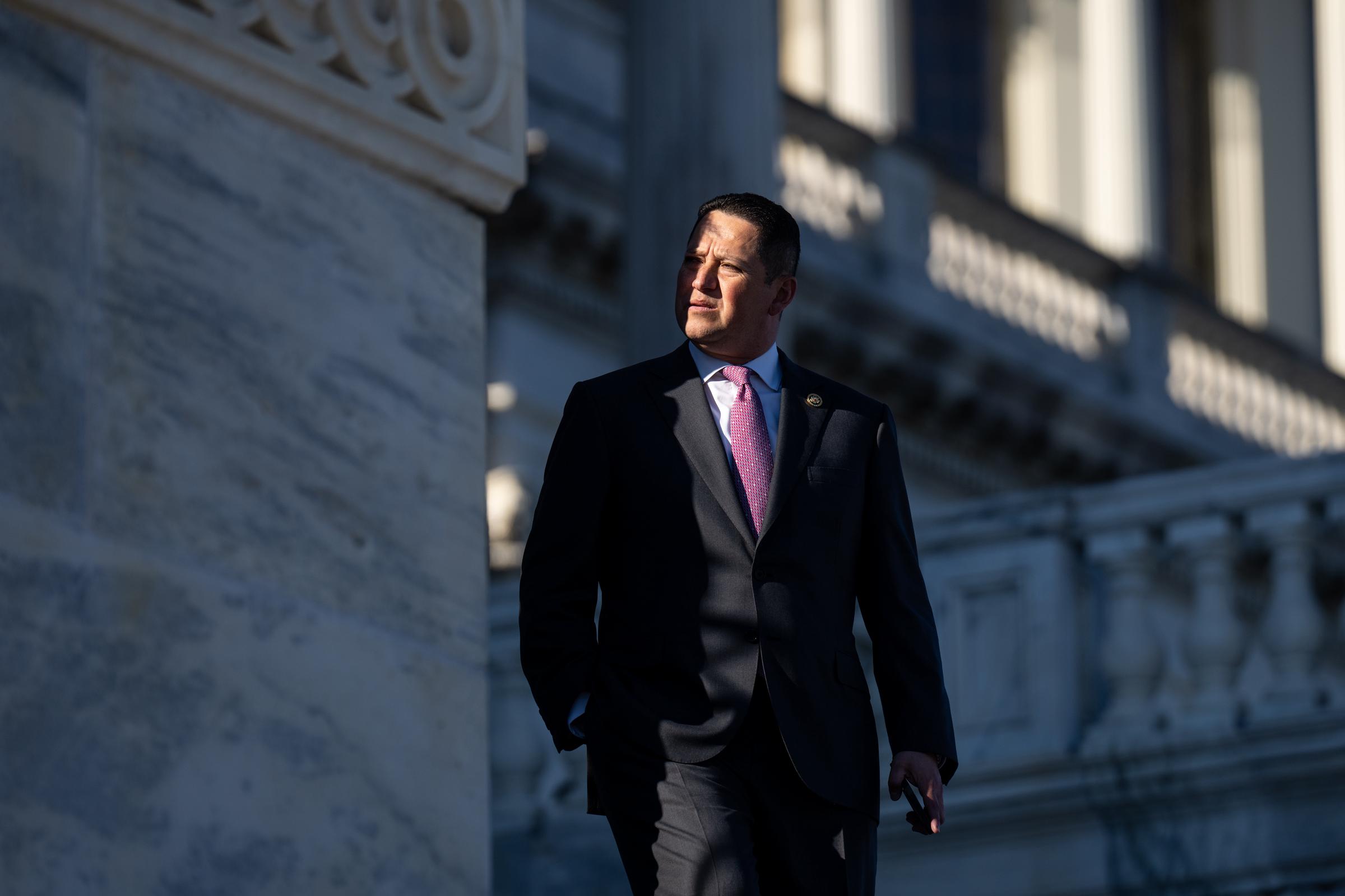 Rep. Tony Gonzales, R-Texas, descend les marches de la Chambre après un vote au Capitole jeudi 11 janvier 2024. | Source : Getty Images