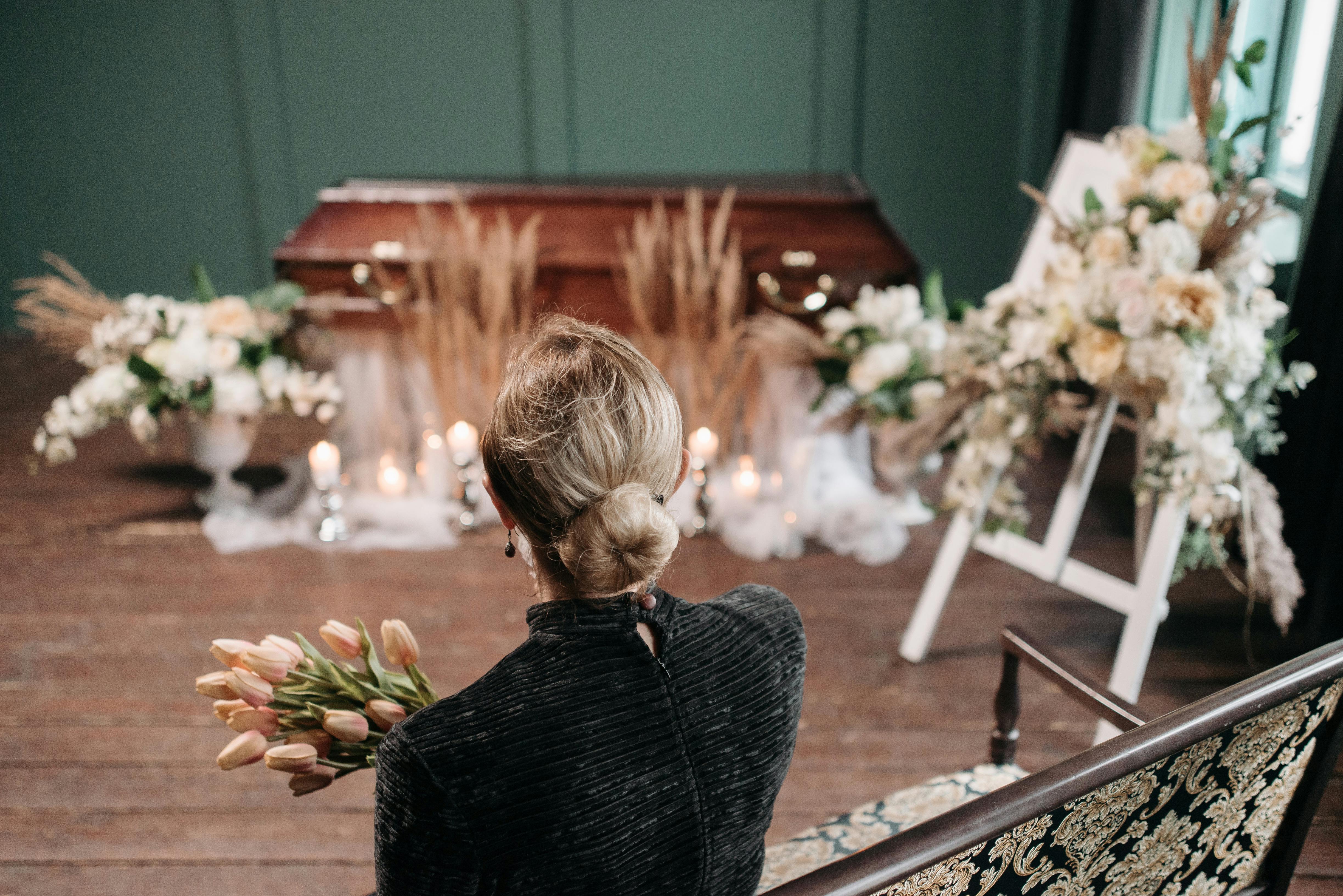 Une femme assise à un enterrement | Source : Pexels