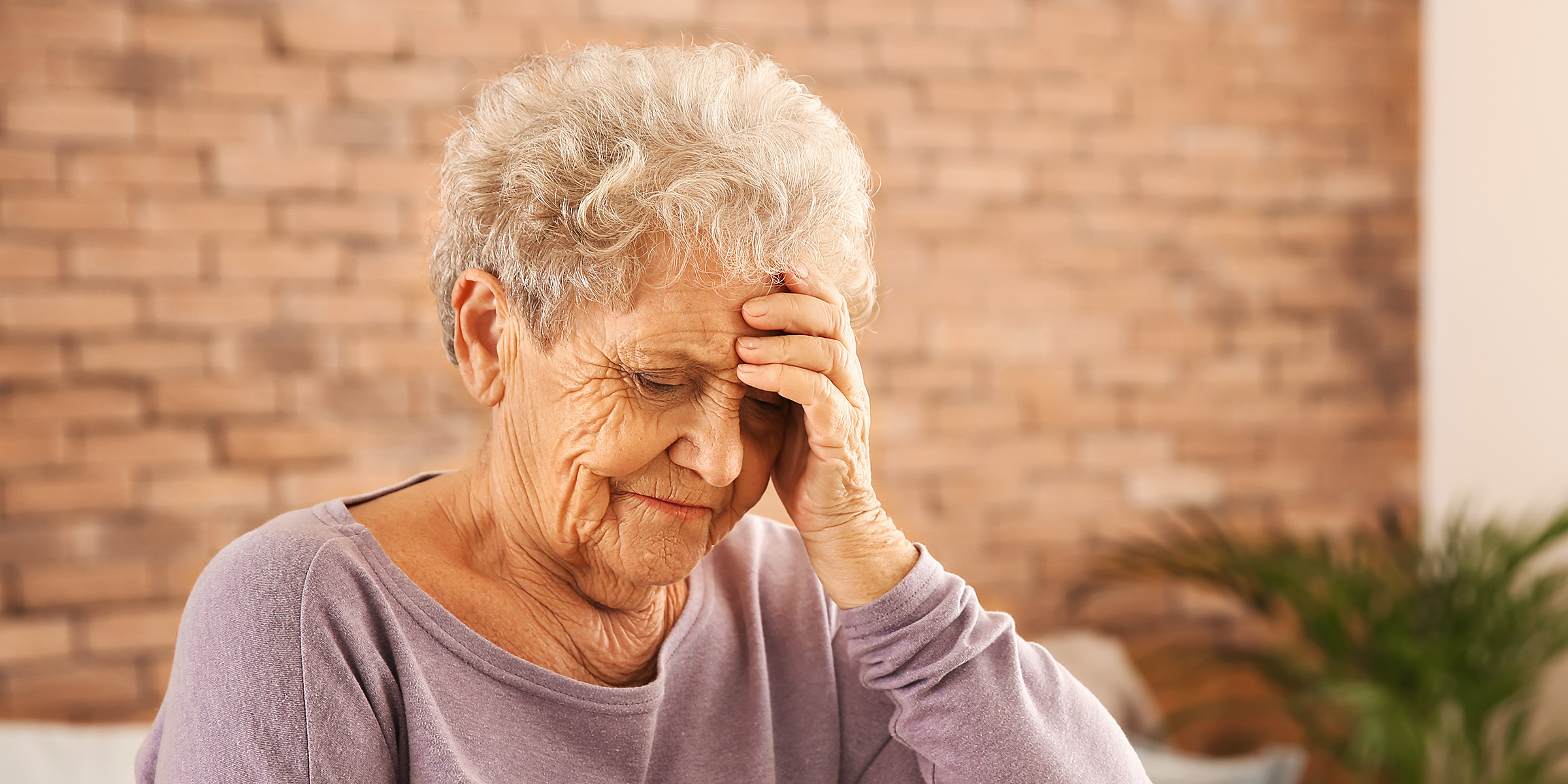 Une femme âgée en détresse | Source : Shutterstock