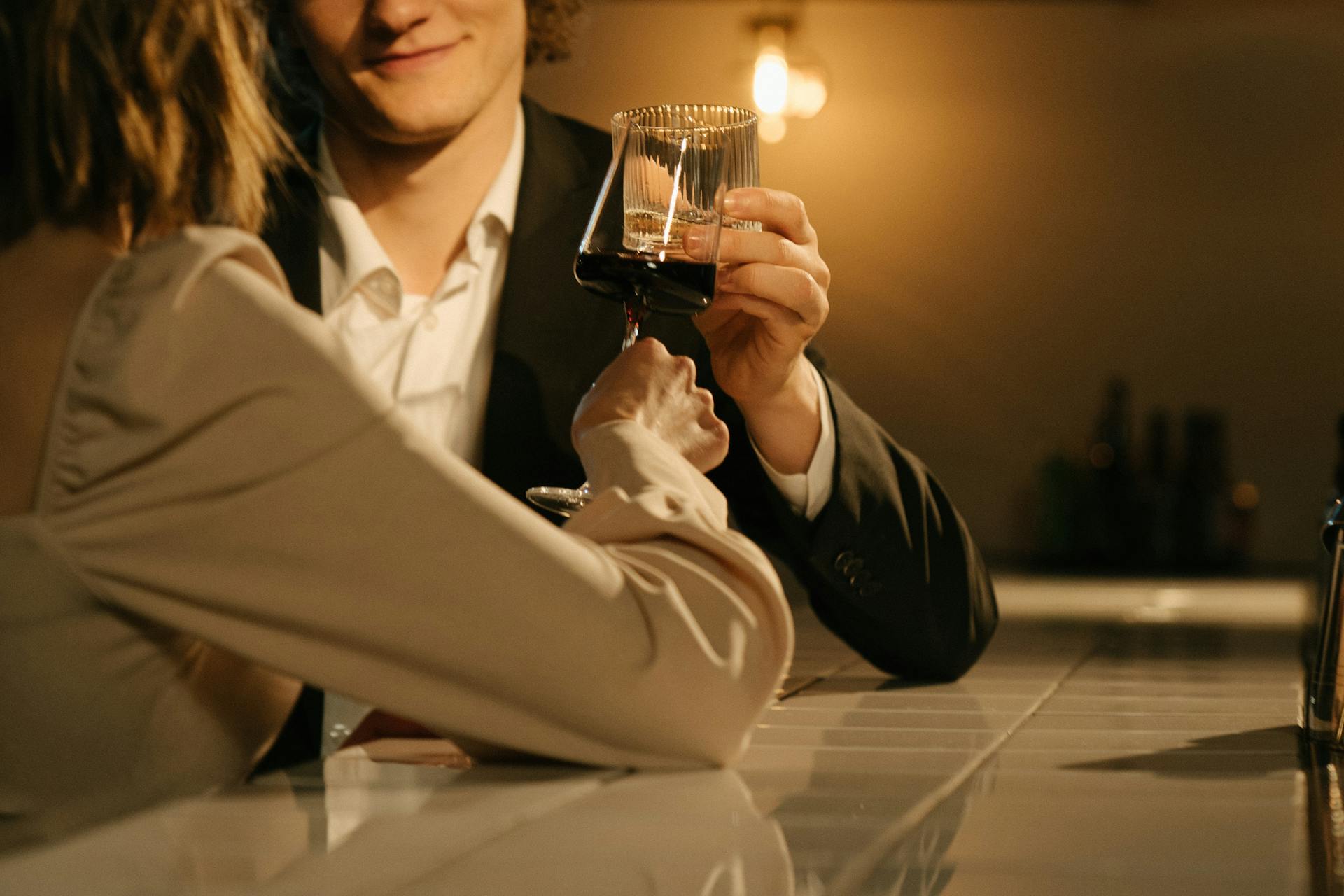 Un couple en train de boire au bar | Source : Pexels
