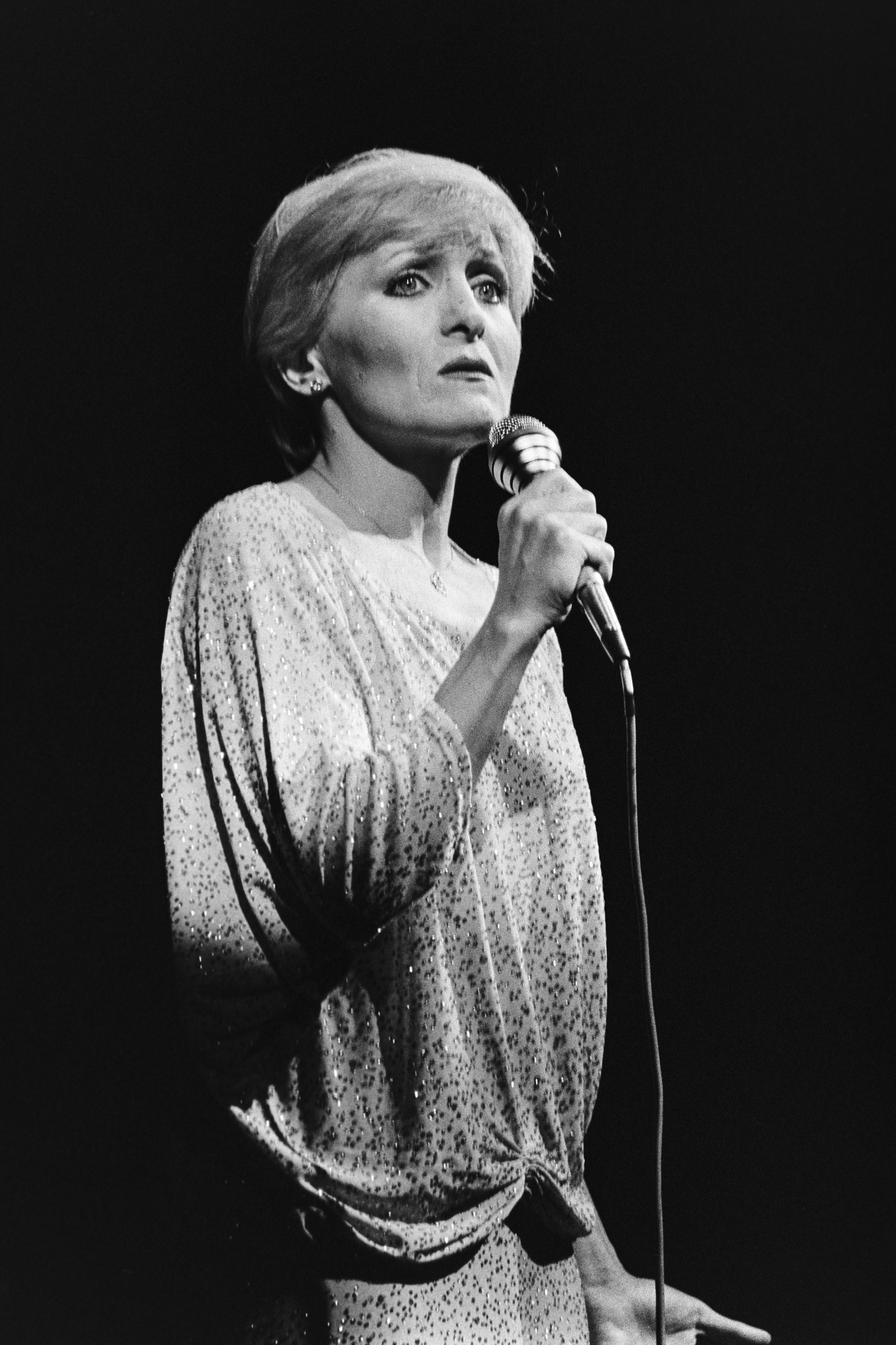 Nicole Croisille sur scène pour le 'Gala d'urgence dé Médecins sans frontières' à l'Olympia de Paris, le 12 août 1980 I Source : Getty Images