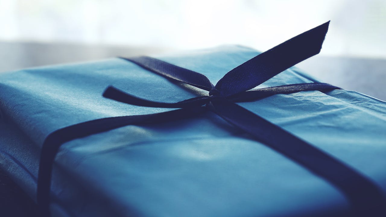 Gros plan sur une boîte cadeau bleue | Source : Pexels