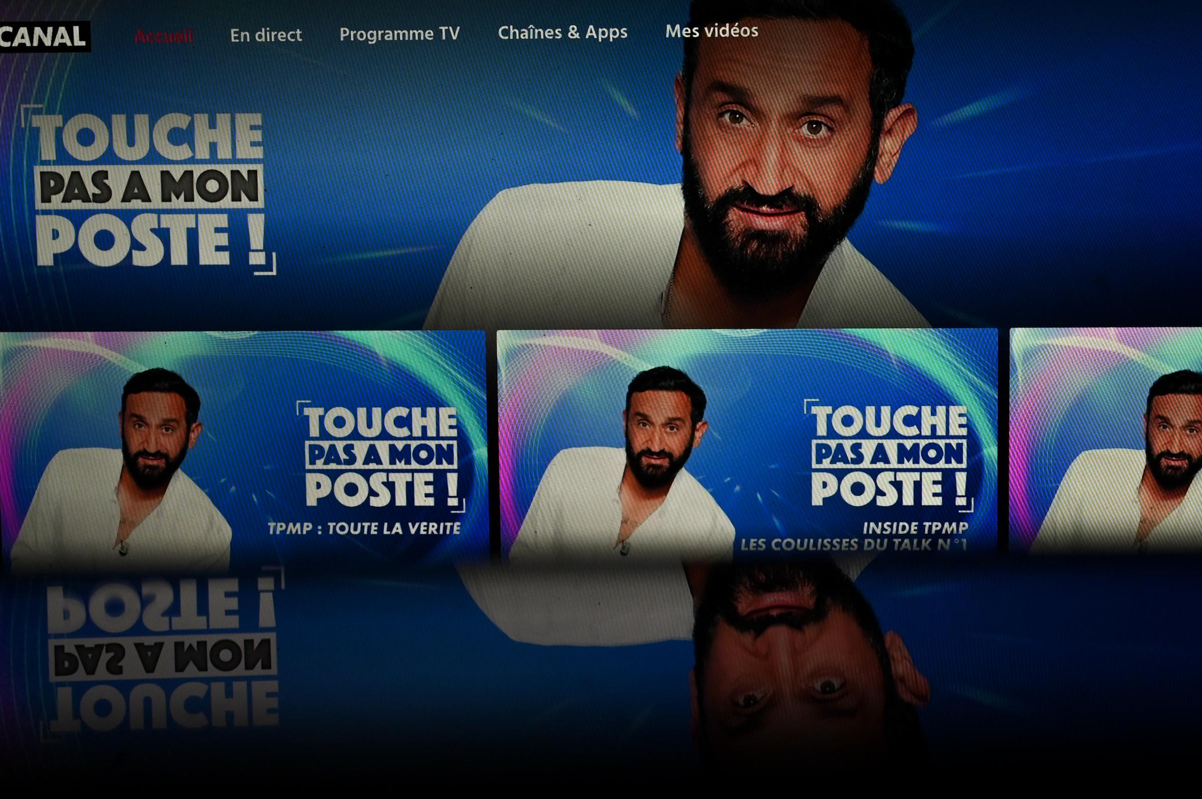 Cette photo prise à Paris le 3 mars 2025 montre la page web de l'émission Touche Pas À Mon Poste (TPMP) affichée sur le site web de Canal +, suite à la fermeture de la chaîne C8 depuis la nouvelle attribution des fréquences par l'Autorité de régulation de l'Arcom I Source : Getty Images