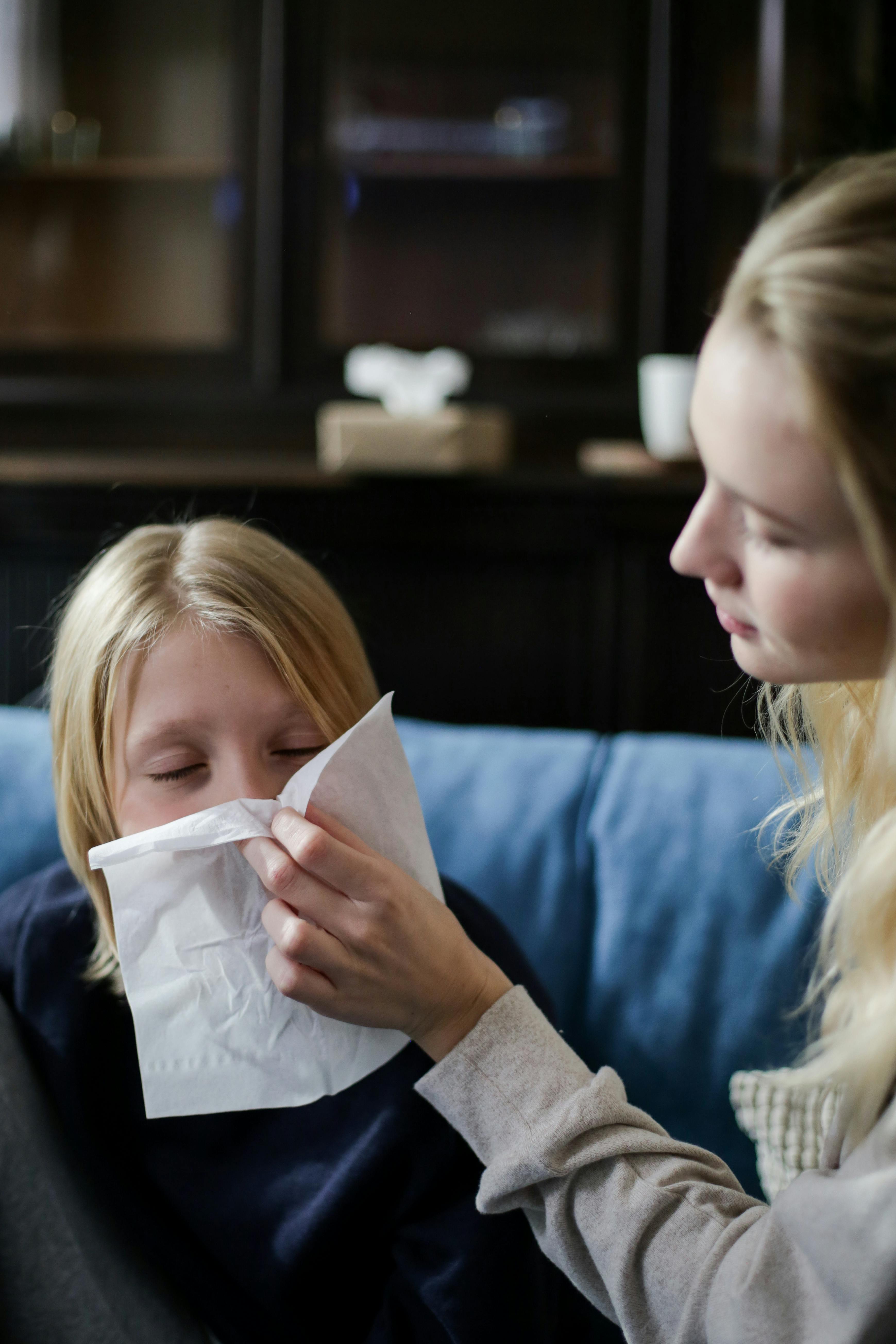 Une mère qui soigne sa fille malade | Source : Pexels