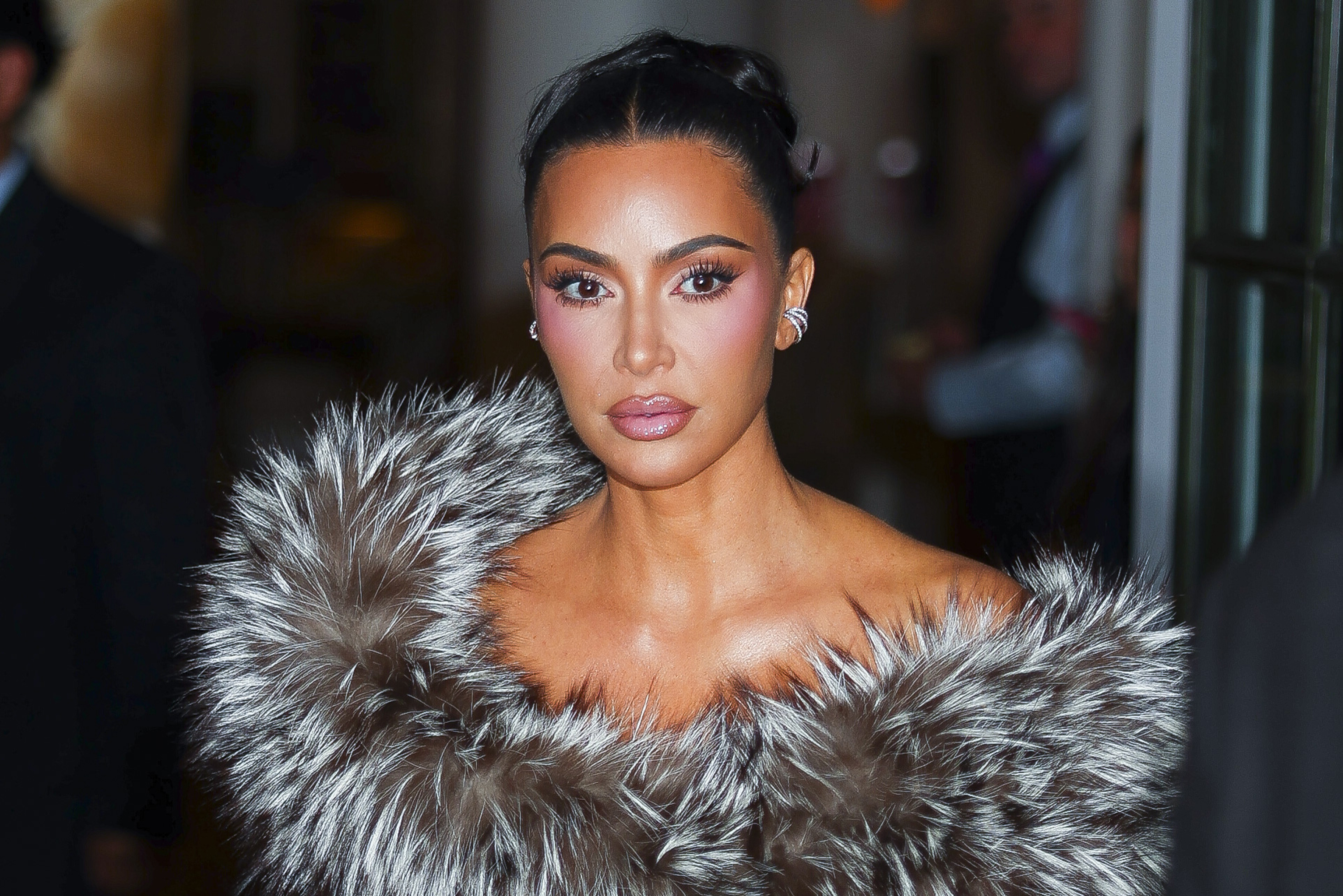 Kim Kardashian, 45 ans, a été aperçue dans le quartier de Midtown le 27 octobre 2025, à New York. Son visage présentait un front et une partie médiane extrêmement tendus et lisses, des pommettes très sculptées accentuées par un blush prononcé, et des lèvres pleines et précises, dans une expression maîtrisée.