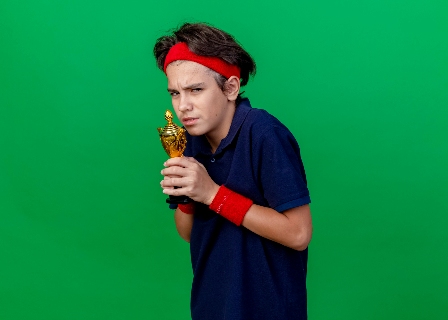 Un jeune garçon tenant un trophée | Source : Freepik