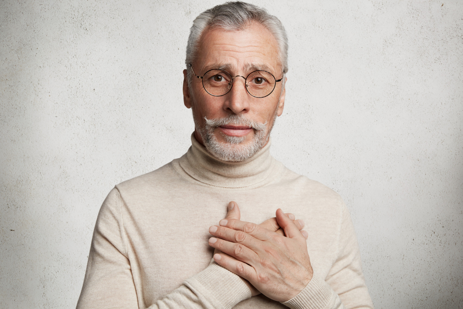 Un homme âgé émotif | Source : Freepik