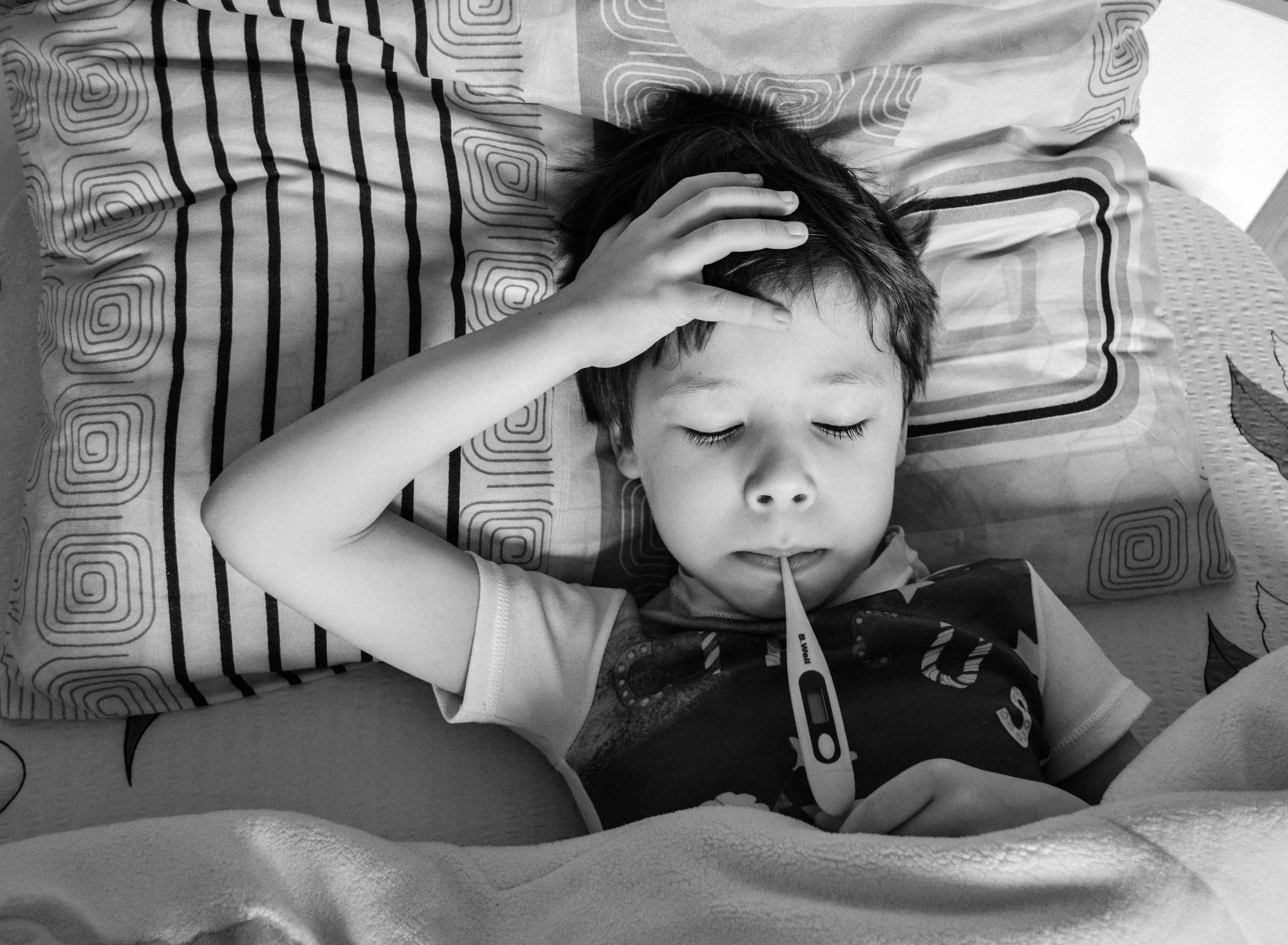 Un jeune garçon fait mesurer sa température | Source : Pexels