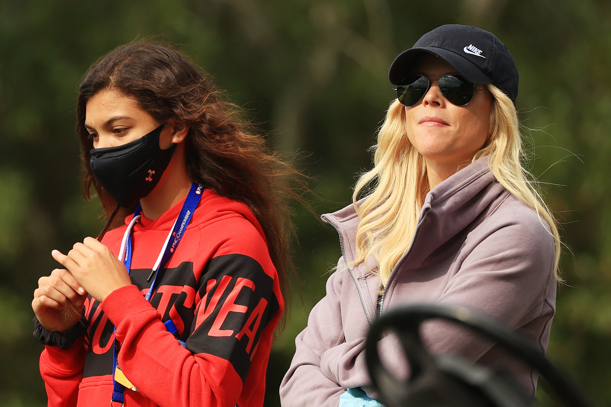 Sam Woods et sa mère Elin Nordegren regardent pendant le dernier tour du PNC Championship au Ritz-Carlton Golf Club Orlando le 20 décembre 2020 | Source : Getty Images