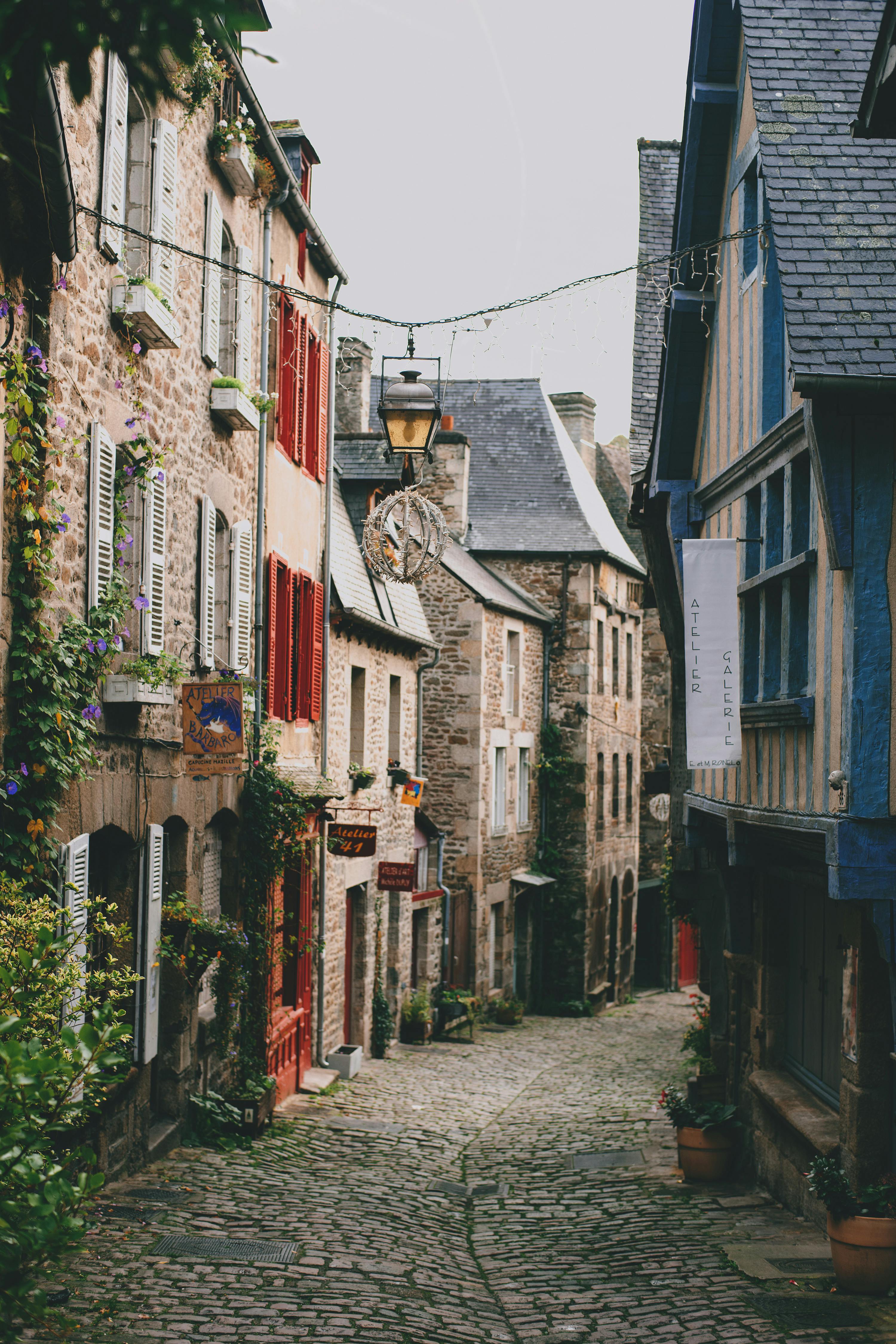 Une rue pavée dans un petit village | Source : Pexels