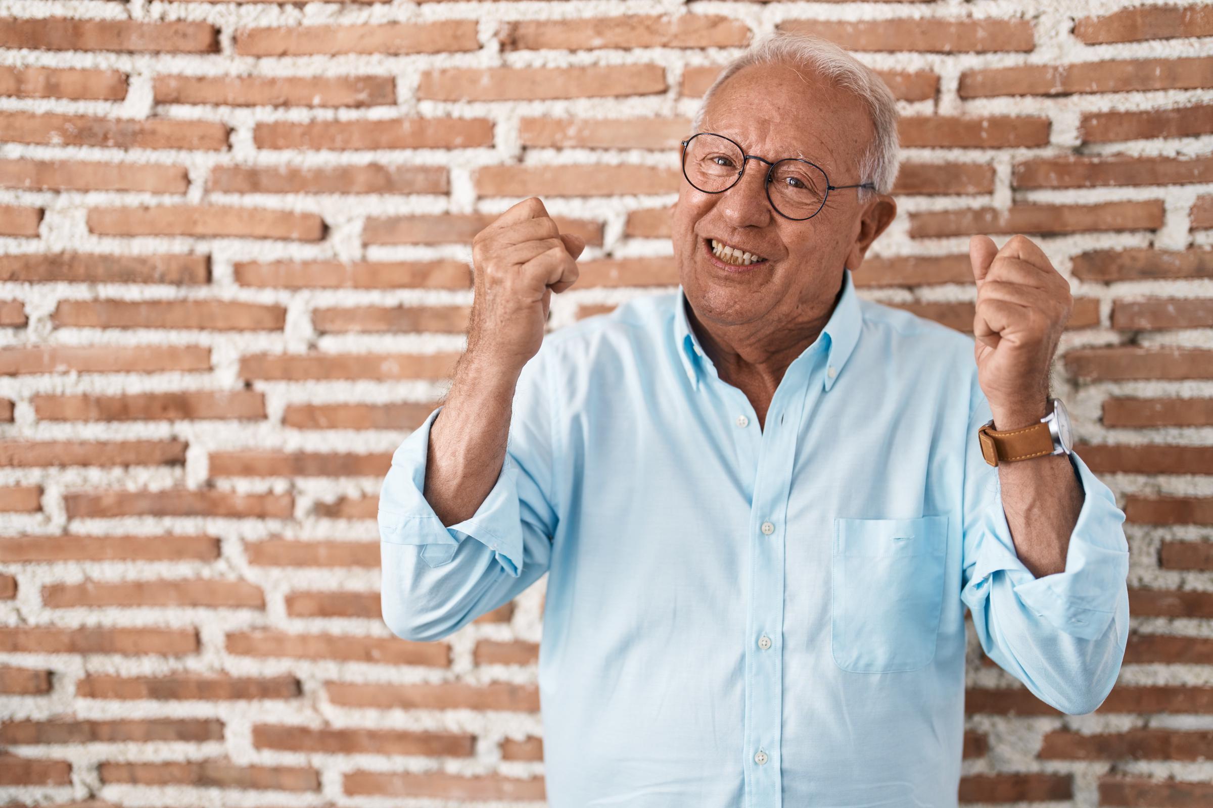 Un homme heureux qui encourage quelqu'un | Source : Freepik