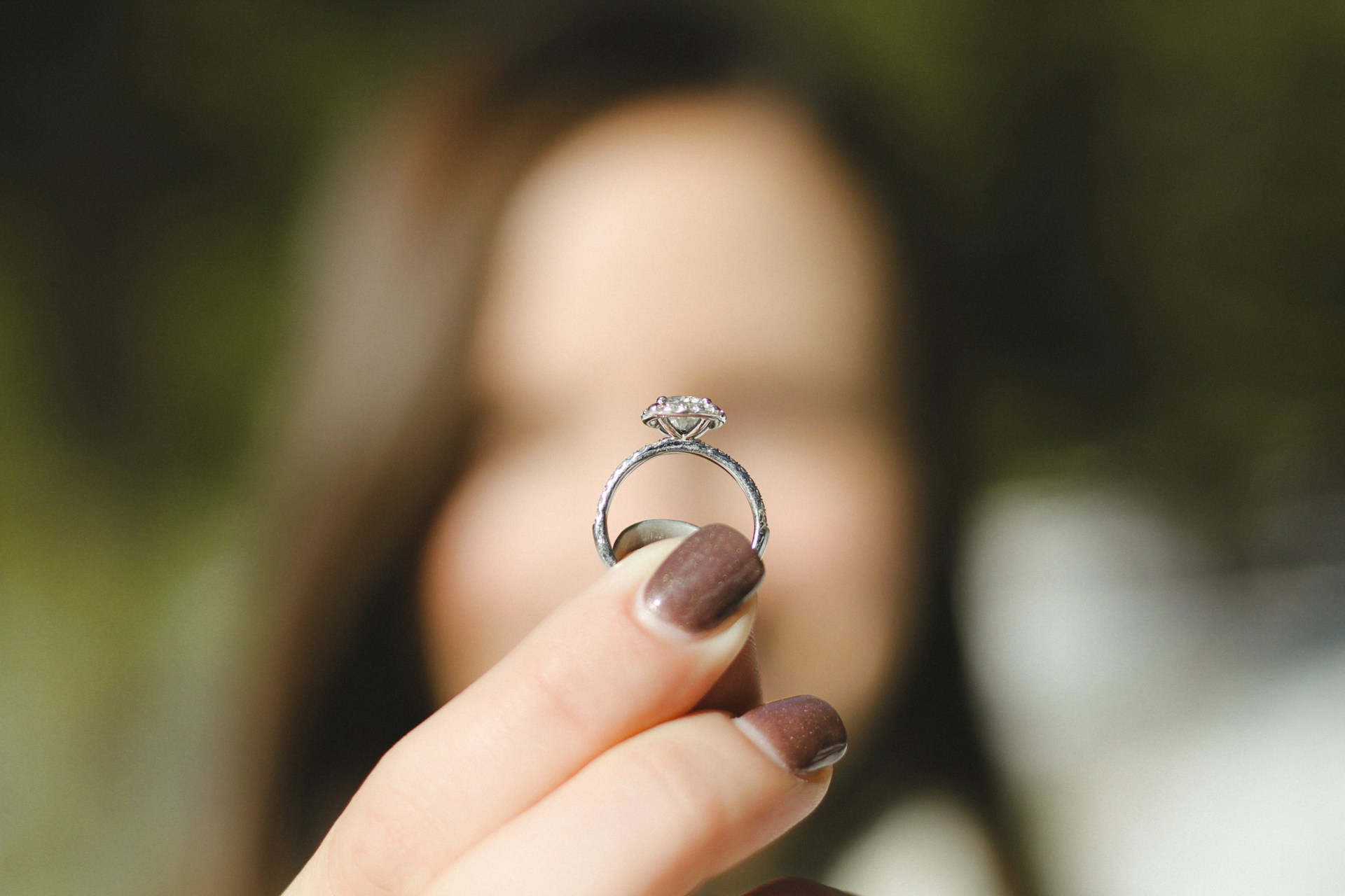 Une femme tenant une bague | Source : Unsplash