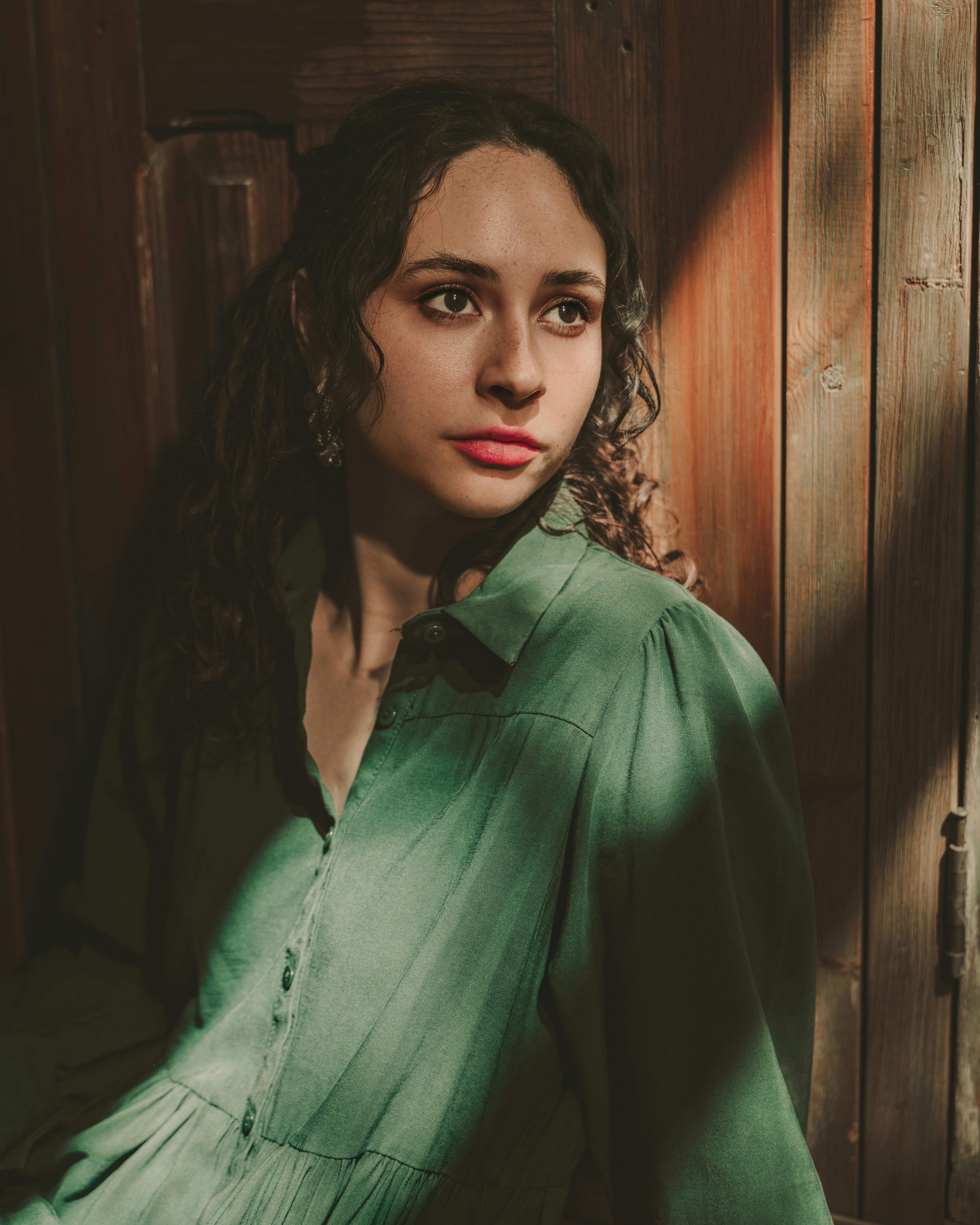 Une femme plongée dans ses pensées | Source : Pexels