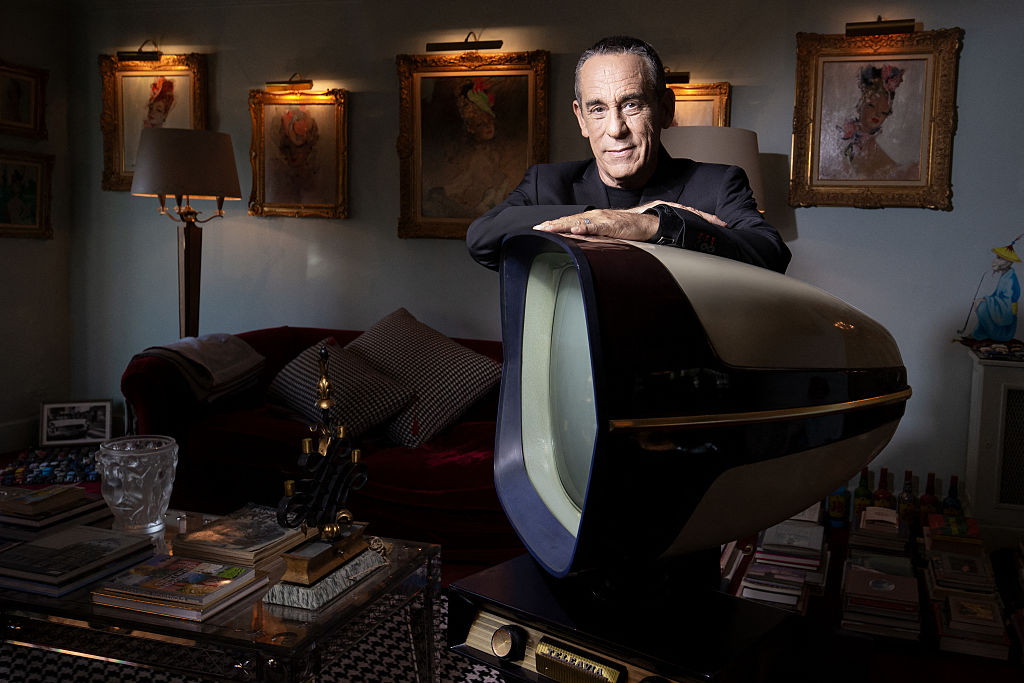 Thierry Ardisson pose lors d'une séance photo à son domicile, le 29 août 2016 à Paris. | Source : Getty Images
